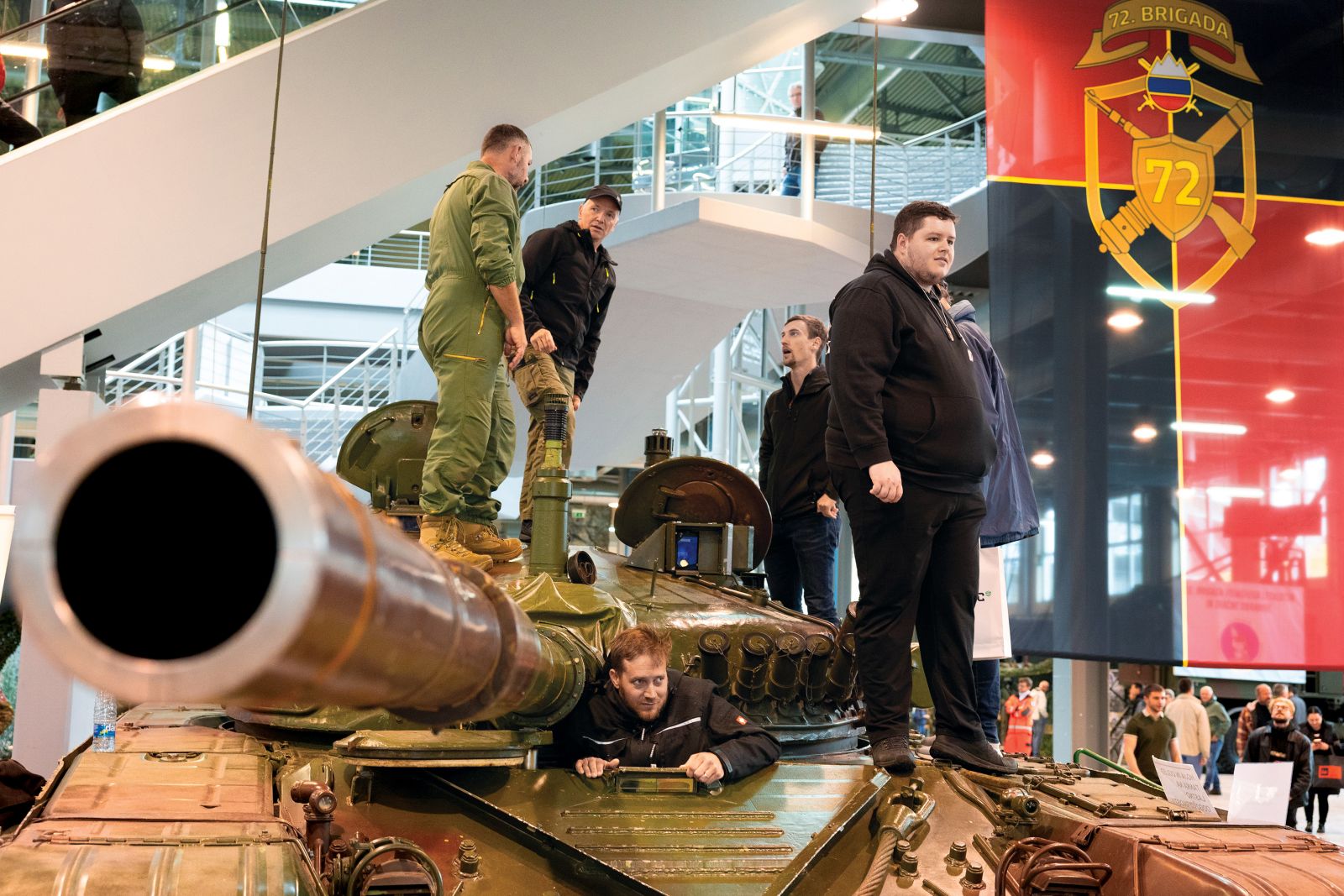 Vsi na tanke, ne v tanke! – utrinek iz ene od hal na dan odprtih vrat.