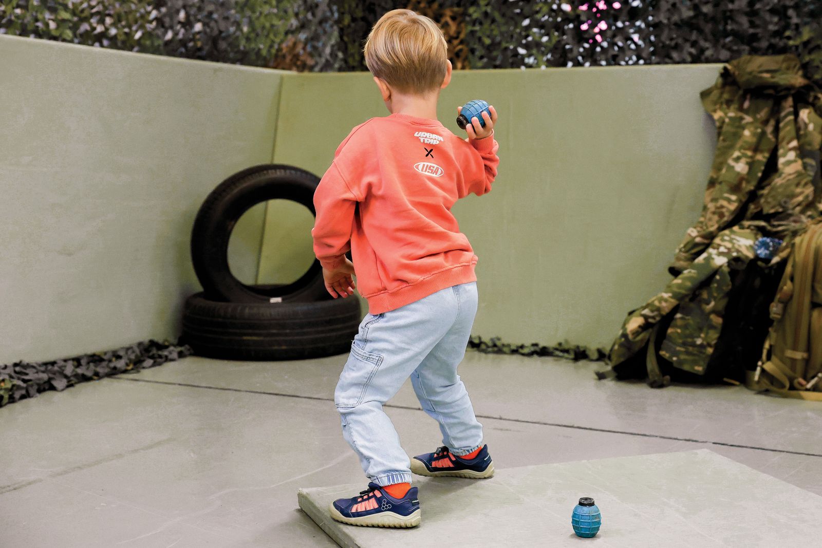 V otroškem kotičku so otroci lahko metali »granate« svetlo modre barve.