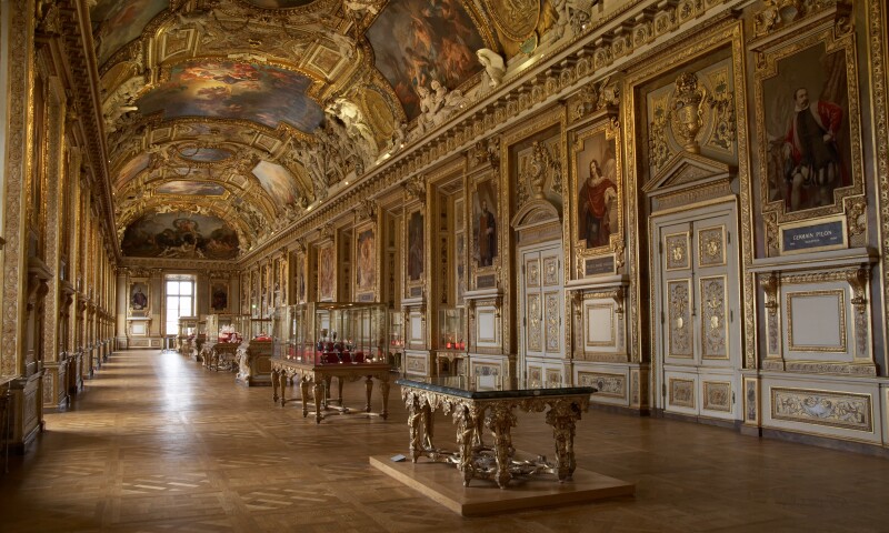 Kdo stoji za krajo v muzeju Louvre?