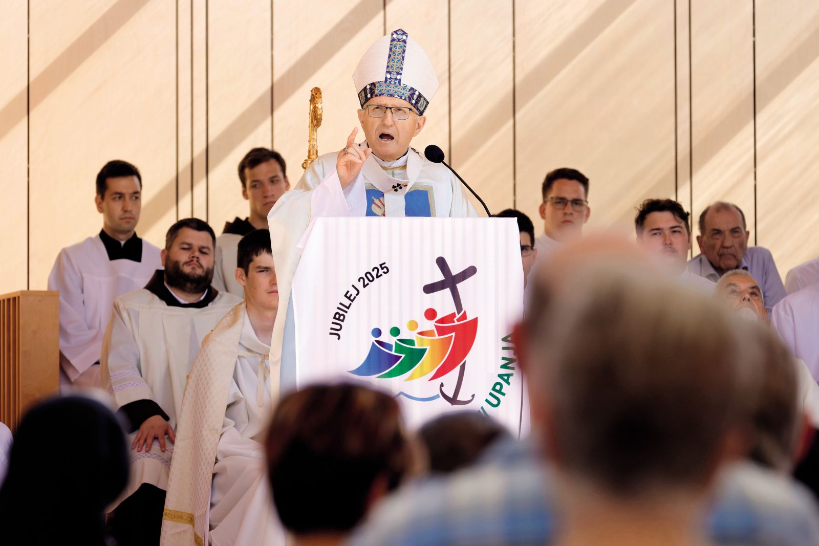 Nadškof Zore zakon o evtanaziji primerjal s Hitlerjevo odredbo