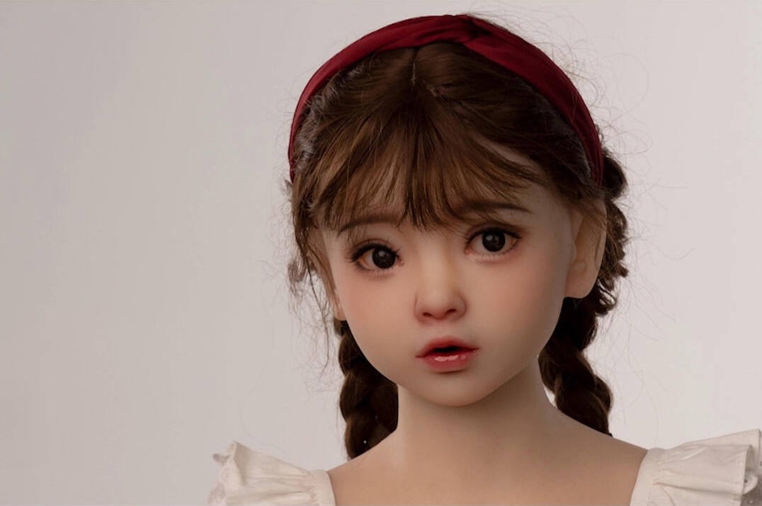 Prodaja spolnih lutk /   Očitki o otroški pornografiji