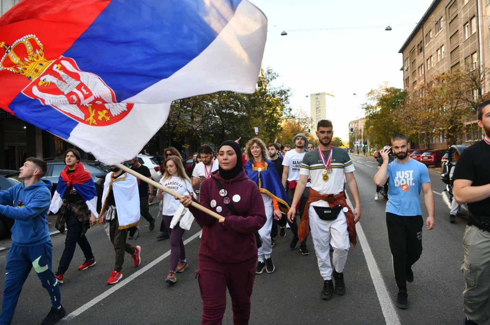 Pred srbskim parlamentom izbruhnili nemiri