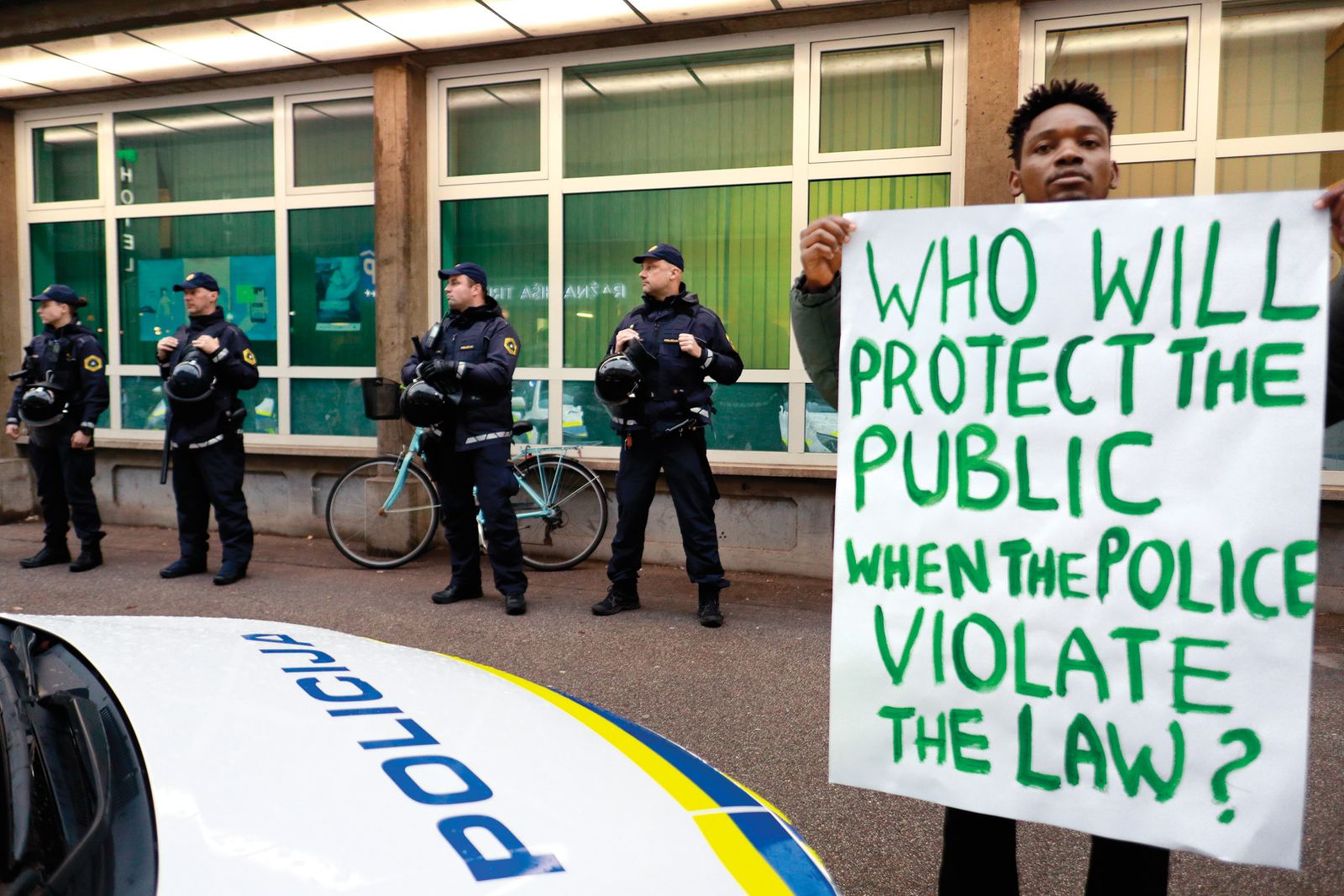 Policisti so v Ljubljani surovo pretepli temnopolto osebo