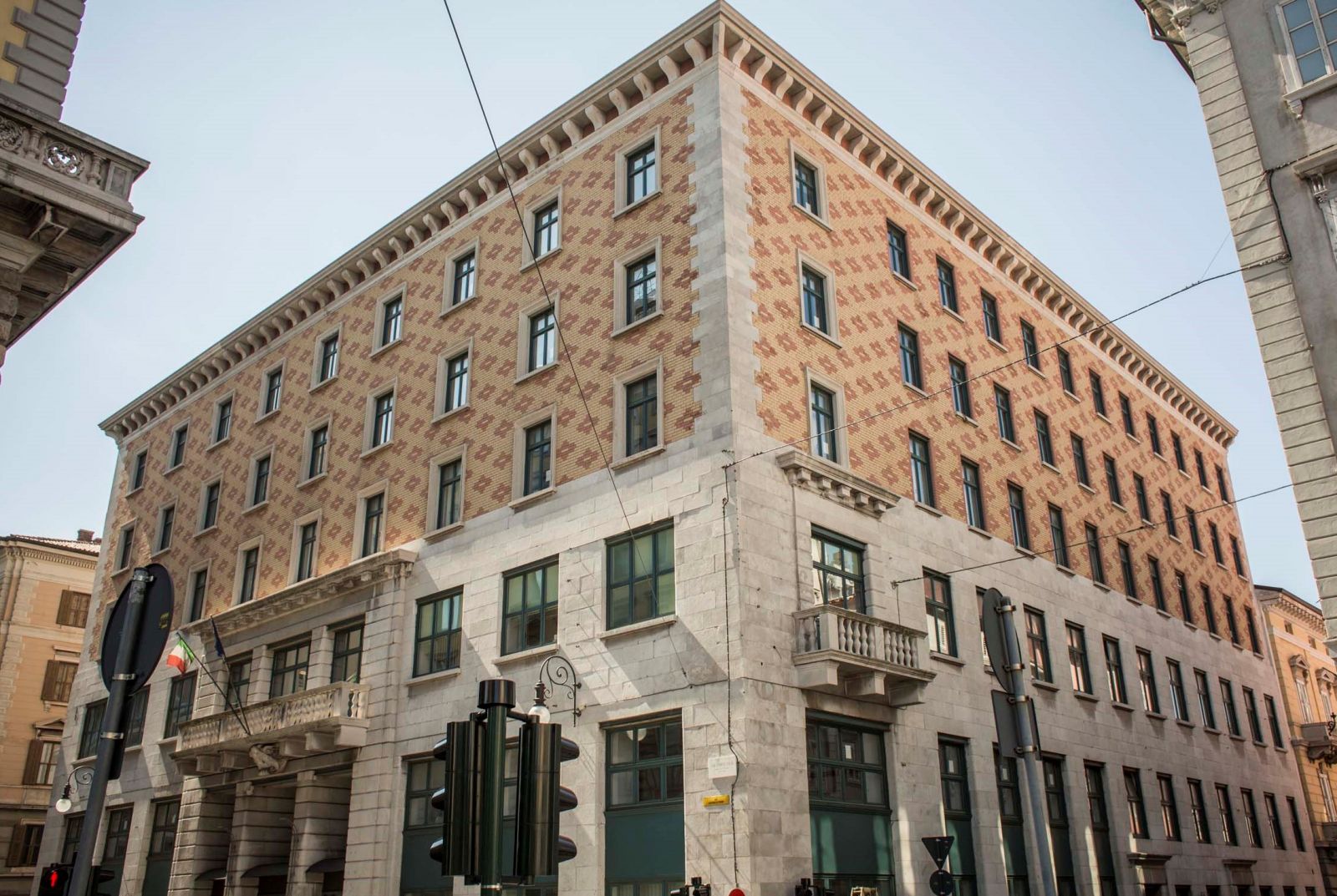 Zadolženost / Kulturni dom v Trstu bi prodali Sloveniji