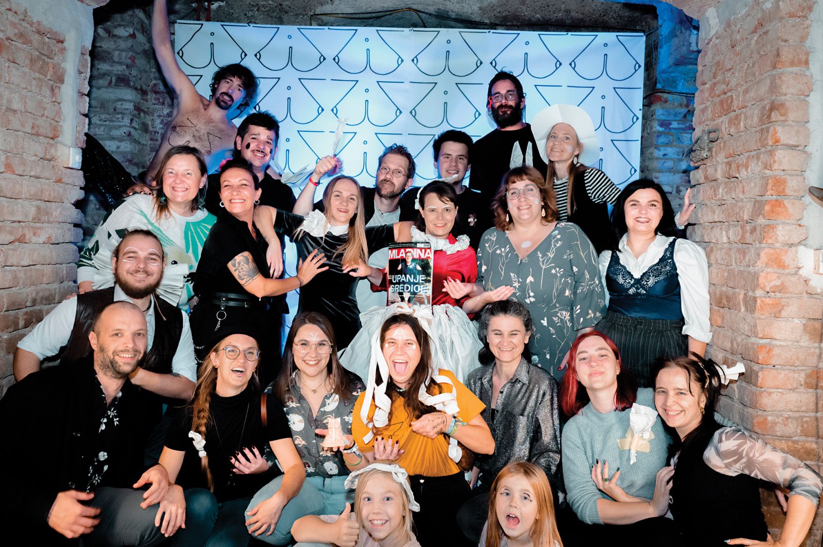 Parada Anita Wach: 68 zdravic za srce z napako, performans; festival Mesto žensk, Mala galerija BS, LJ / Foto Nada Žgank Swans (Zda), CUK Kino Šiška, LJ / Foto Sebastijan Iskra Slavoj Žižek: Nebesa v razsulu, predstavitev knjige, Cankarjev dom, LJ / Foto Borut Krajnc Katedrala St. Trinity, kjer je prepeval deček Nick Cave, Wangaratta, Avstralija / Foto Nathan Maja Babič Košir: Courage Mon Amour, Peterokotni stolp, Ljubljanski grad / Foto Janez Zalaznik 7. ZIZ festival – dnevi mariborske alternativne gledališke produkcije | Žiga Auer