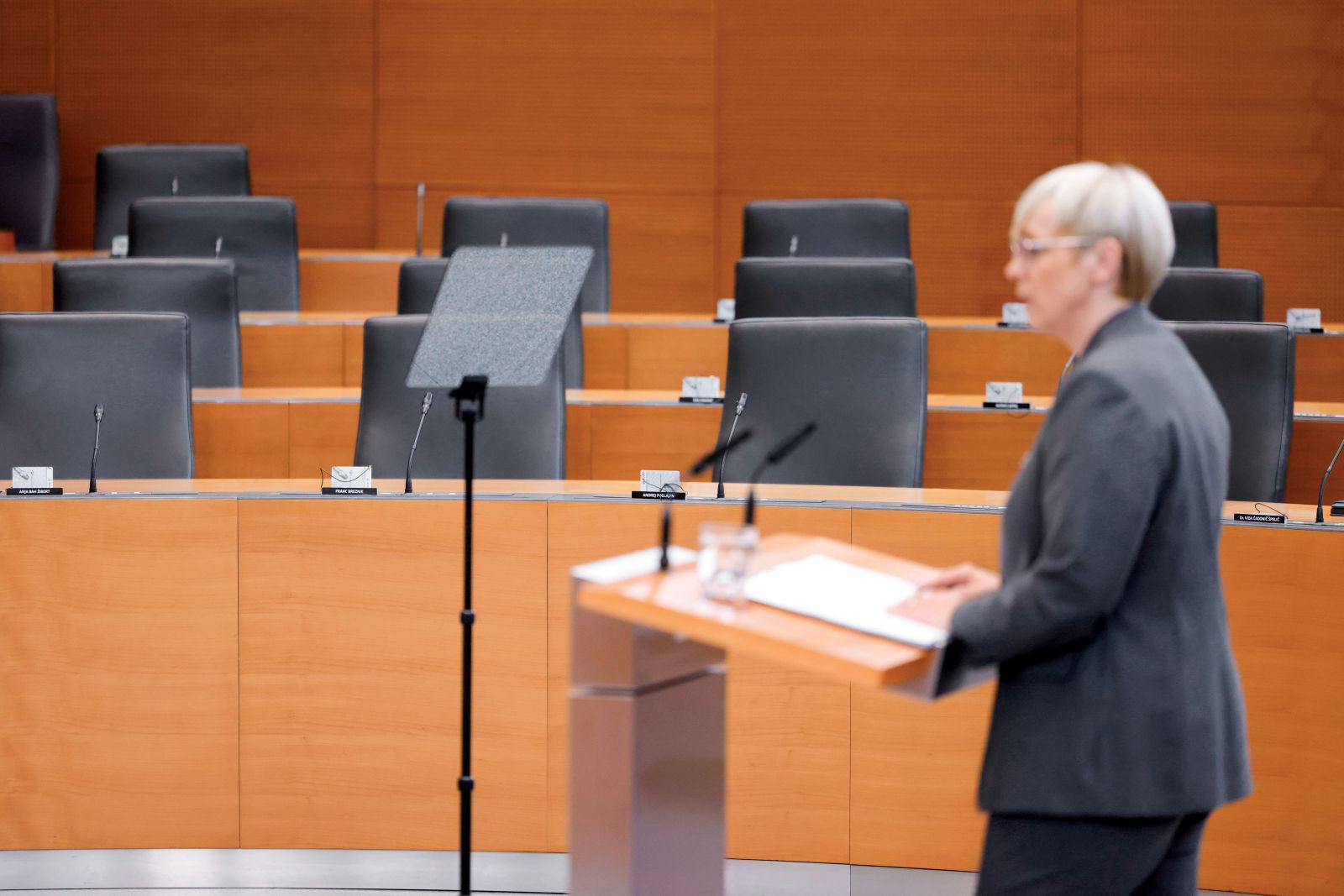 Prazne klopi poslanske skupine SDS ob govoru predsednice države na izredni seji državnega zbora | Luka Dakskobler