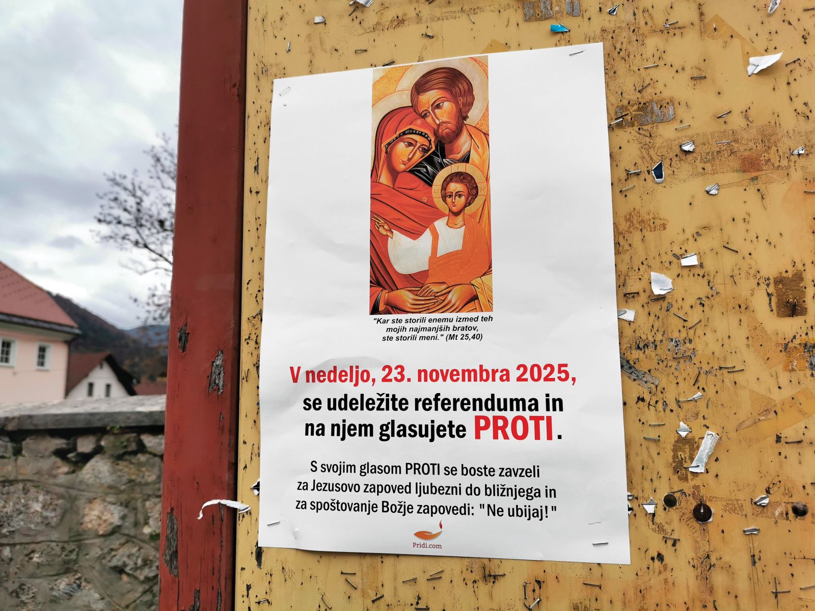 Predreferendumska kampanja Zavoda »Pridi.com«, fotografirano pri župnijski cerkvi Sv. Marjete v Borovnici. Zavod pod vodstvom Igorja Dolinška, duhovnika ljubljanskih Kosez, je po podatkih Državne volilne komisije tudi eden izmed uradnih organizatorjev kampanje.