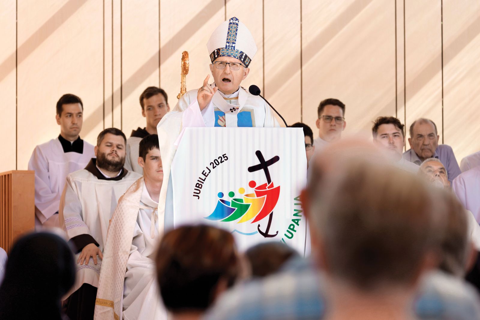 Stanislav Zore, ljubljanski nadškof, eden najostrejših nasprotnikov zakona o prostovoljni pomoči pri končanju življenja. V posebnem pastirskem pismu je zapisal, da predlagani zakon »ogroža temeljno vrednoto naše civilizacije«, vernike pa prosil, naj molijo za »razsvetlitev src in misli« ter na referendumu glasujejo »proti uvajanju kulture smrti v Sloveniji«. Zore je šel celo dlje, med pridigo pri maši ob prazniku vseh svetih je zakon primerjal s Hitlerjevim ukazom o pobijanju ranjencev med drugo svetovno vojno.