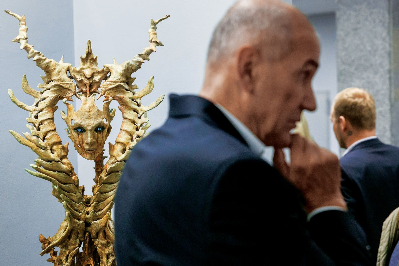 Pogovorni večer Koalicija z volivci – za ustavno večino razuma v Kulturnem centru Tržič. Gost je bil predsednik SDS Janez Janša. (Skulptura je delo Bojana Toporiša z naslovom Demon gozda metamorfoza) | Luka Dakskobler