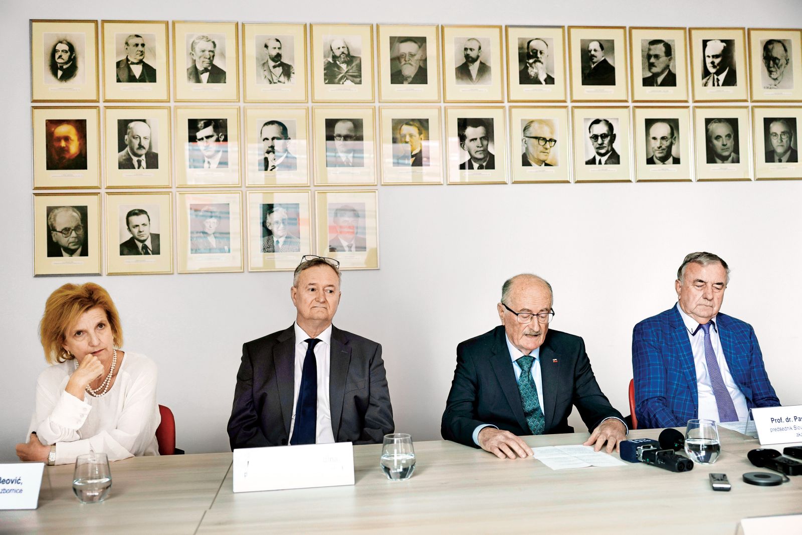 Zdravniški vrh je prav tako proti. Na fotografiji (od leve proti desni): predsednica Zdravniške zbornice dr. Bojana Beović, predsednik Slovenskega zdravniškega društva dr. Radko Komadina, predsednik državne komisije za medicinsko etiko dr. Božidar Voljč, predsednik Slovenske medicinske akademije dr. Pavel Poredoš.