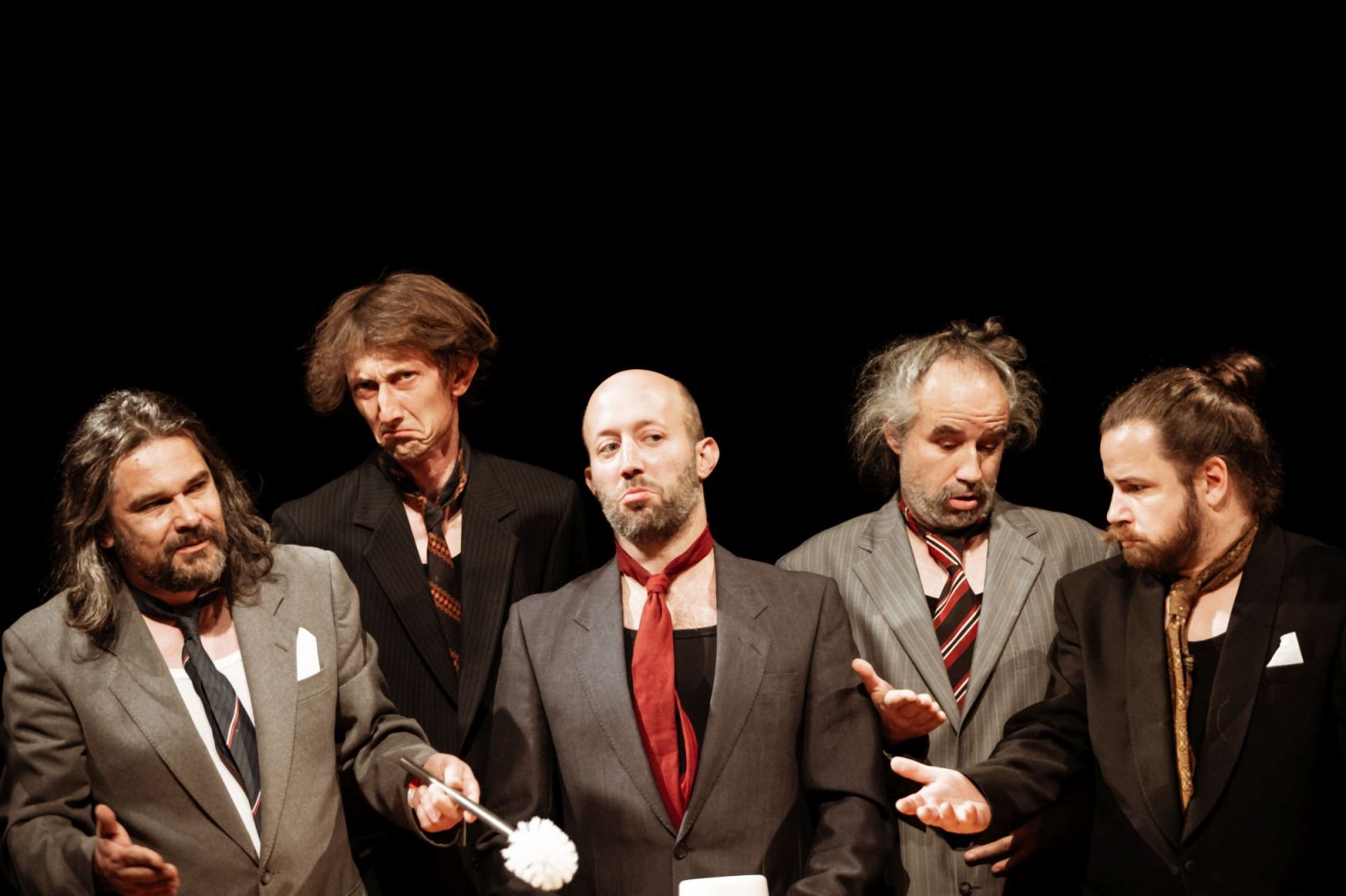 Samozvane »kralje« smo primorani prenašati na vsakem koraku