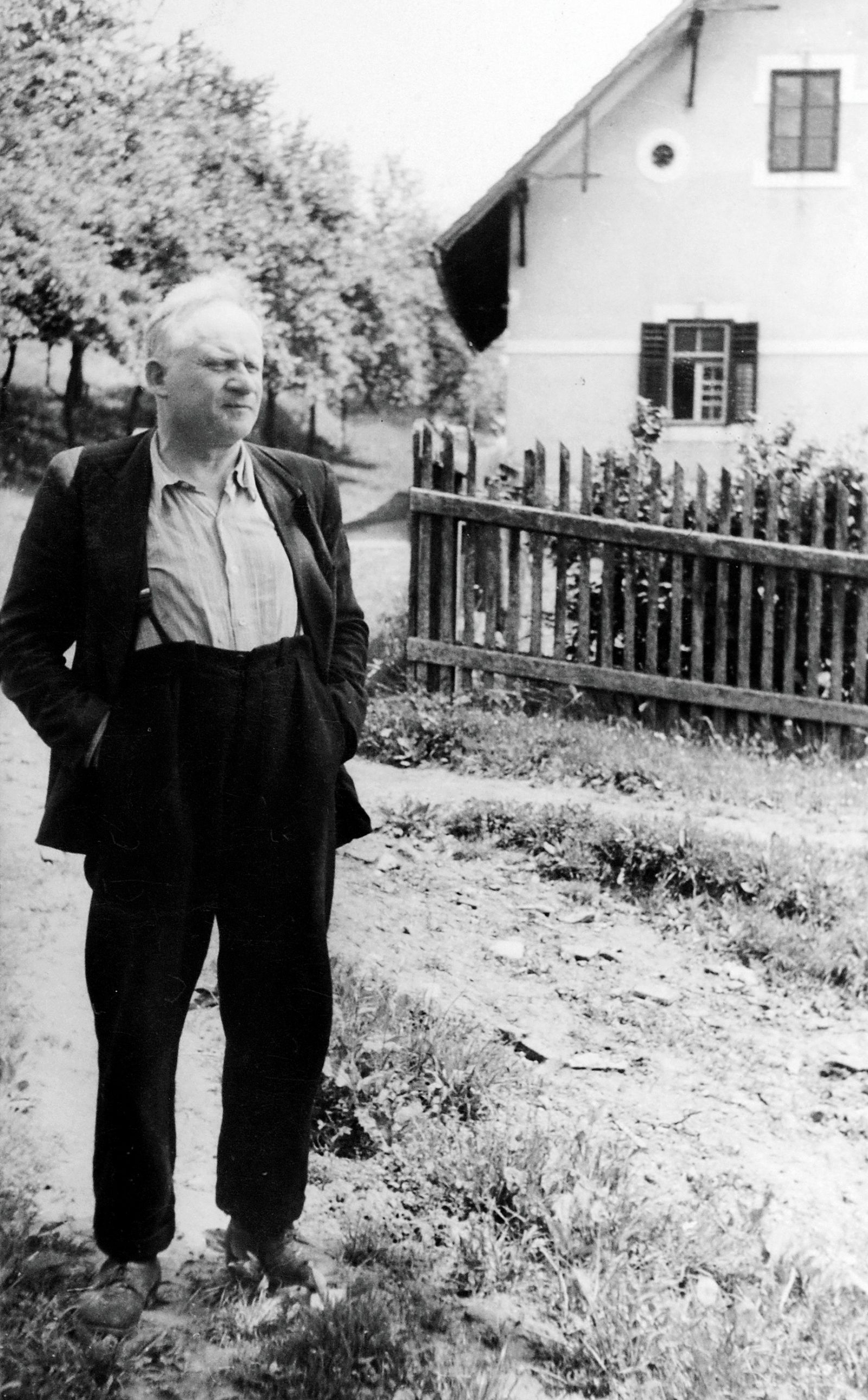 Prežihov Voranc pred domačo hišo na Preškem Vrhu leta 1949 