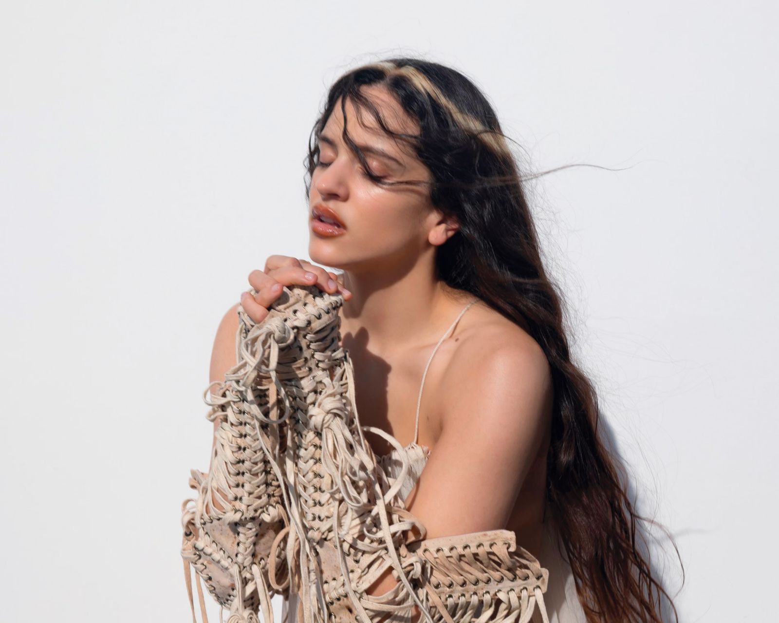 Končno album, ki navdihuje v vseh pogledih in radikalno izboljšuje povprečje letošnje mainstreamovske bere.