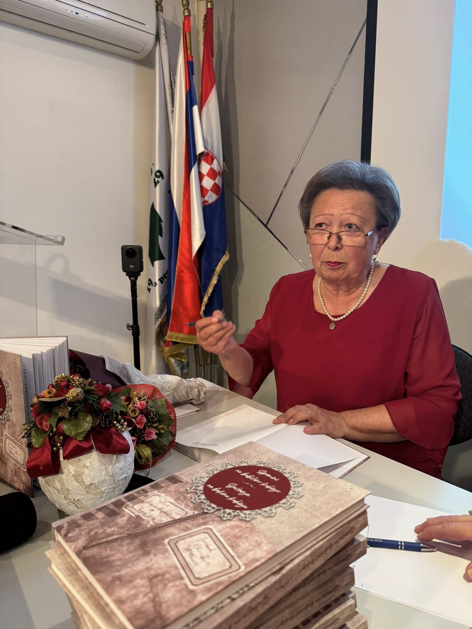 ssMarjeta Trkman Kravar ob podpisovanju nove kuharske knjige Spomini na babičino kuhinjo, (ponosna kot Marija Terezija, ki jo ob različnih priložnostih interpretira Marjeta 🤗.)