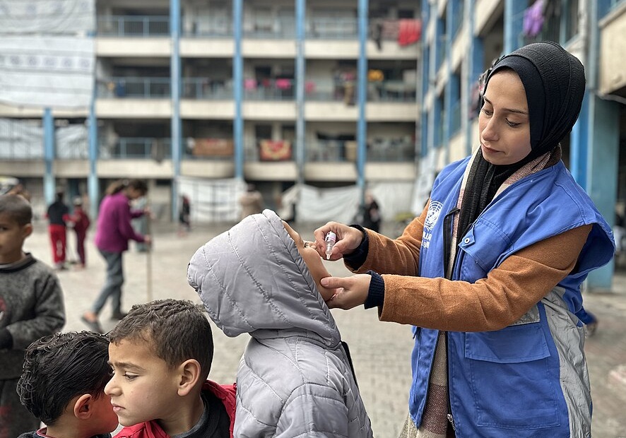 Gaza / V osmih dneh cepljenih več kot 10.000 otrok