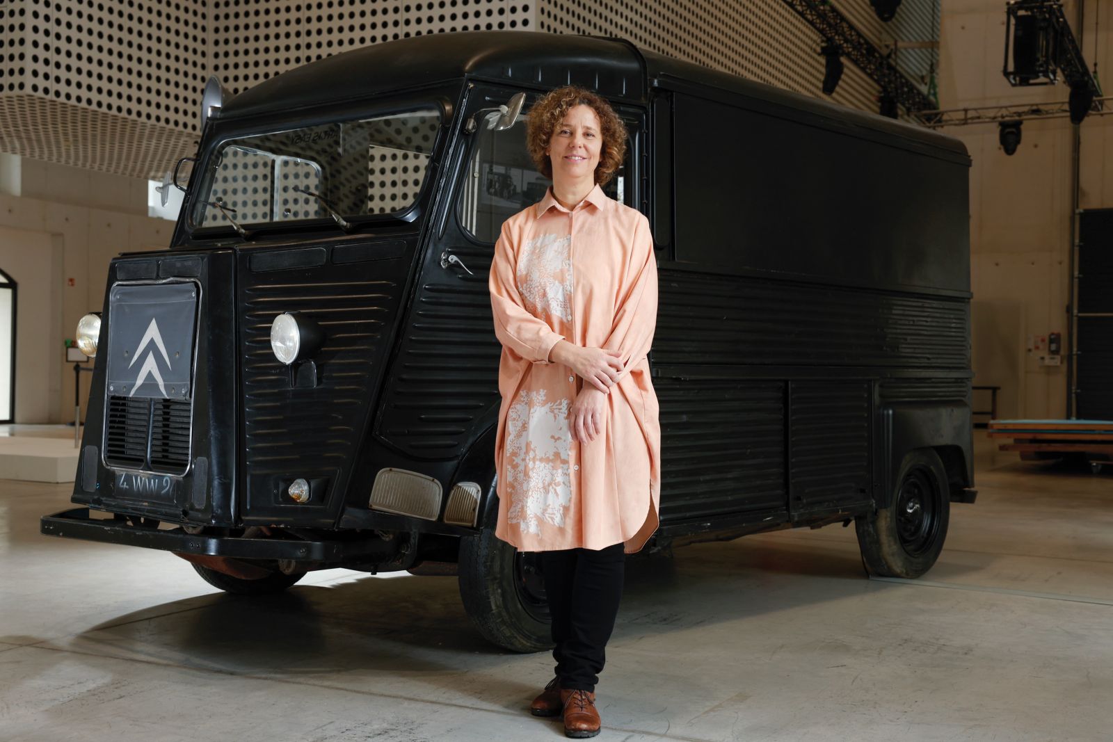 Umetniška vodja Cukrarne Alenka Gregorič, ki je v tandemu s Felicitas Thun-Hohenstein pripravila najbolj poglobljeno in celovito razstavo o skupni poti Marine Abramović in Ulaya doslej; v ozadju je kombi, v katerem sta umetnika živela in z njim potovala – v Cukrarno so ga pripeljali iz Muzeja sodobne umetnosti v Lyonu.