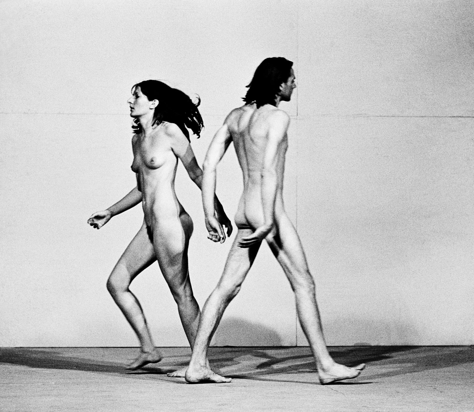 Performans Relation in Space sta julija 1976 izvedla na Beneškem bienalu; gola sta tekla drug proti drugemu, dokler se nista zaletela, in nato spet in spet, vsakič hitreje. 