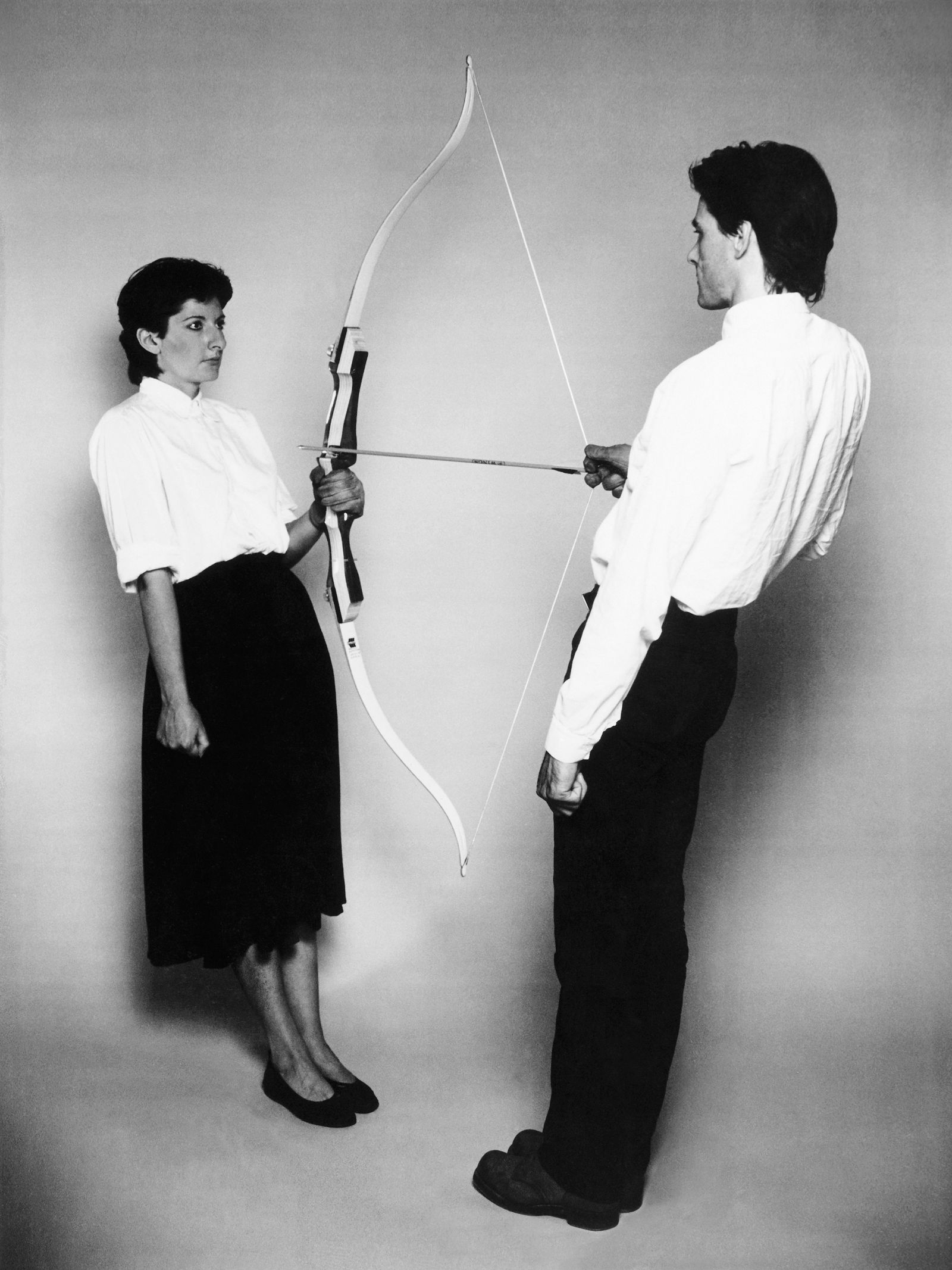 Na razstavi v Cukrarni bo med drugim na ogled tudi puščica, s katero je Ulay Marini Abramović v projektu Rest Energy meril v srce. ROSC’ 80, Dublin, 1980. 