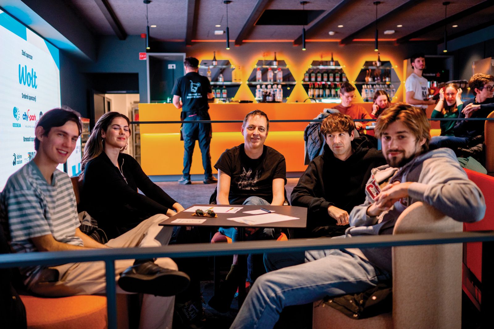 Generacijsko mešana ekipa Mladine pred podajanjem v neznano – z edinim ciljem: ne osramotiti se.