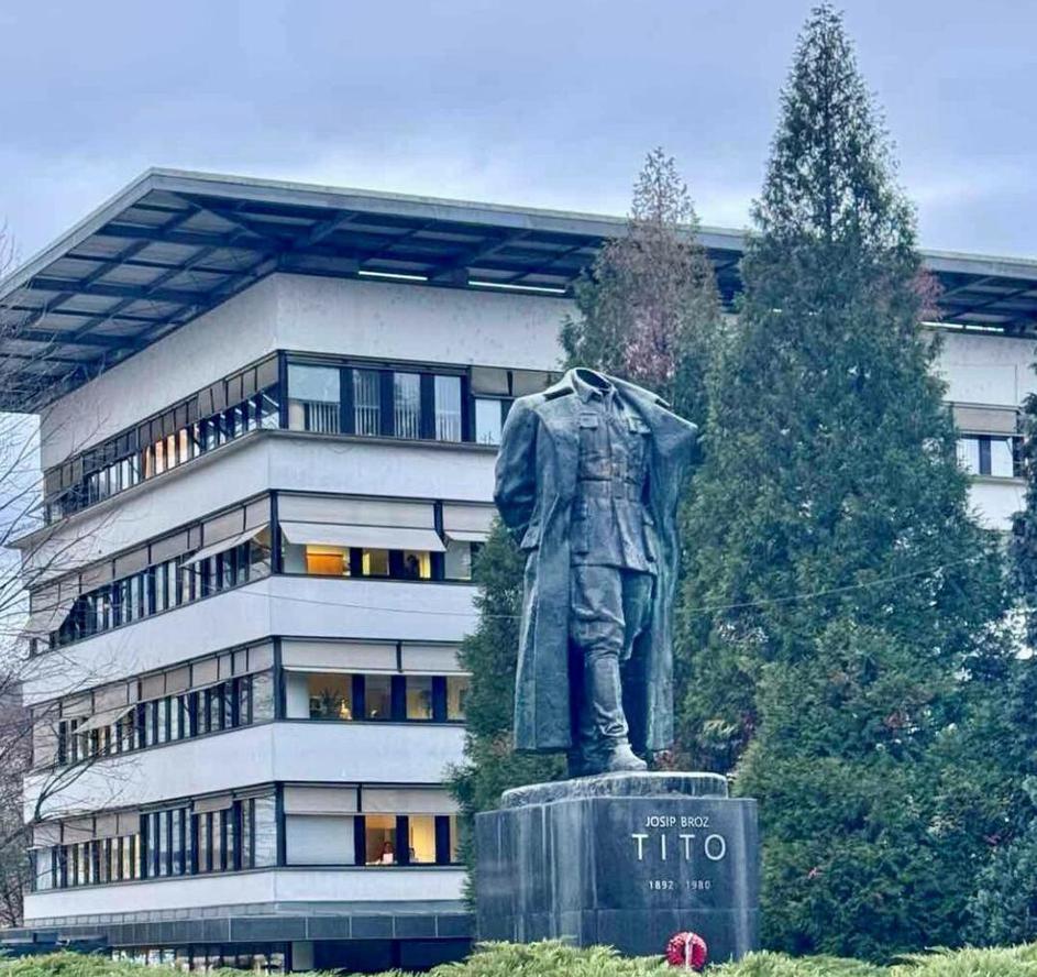 V Velenju obglavili Titov kip