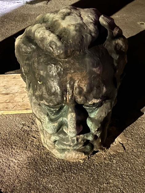 Ukradena glava Titovega kipa