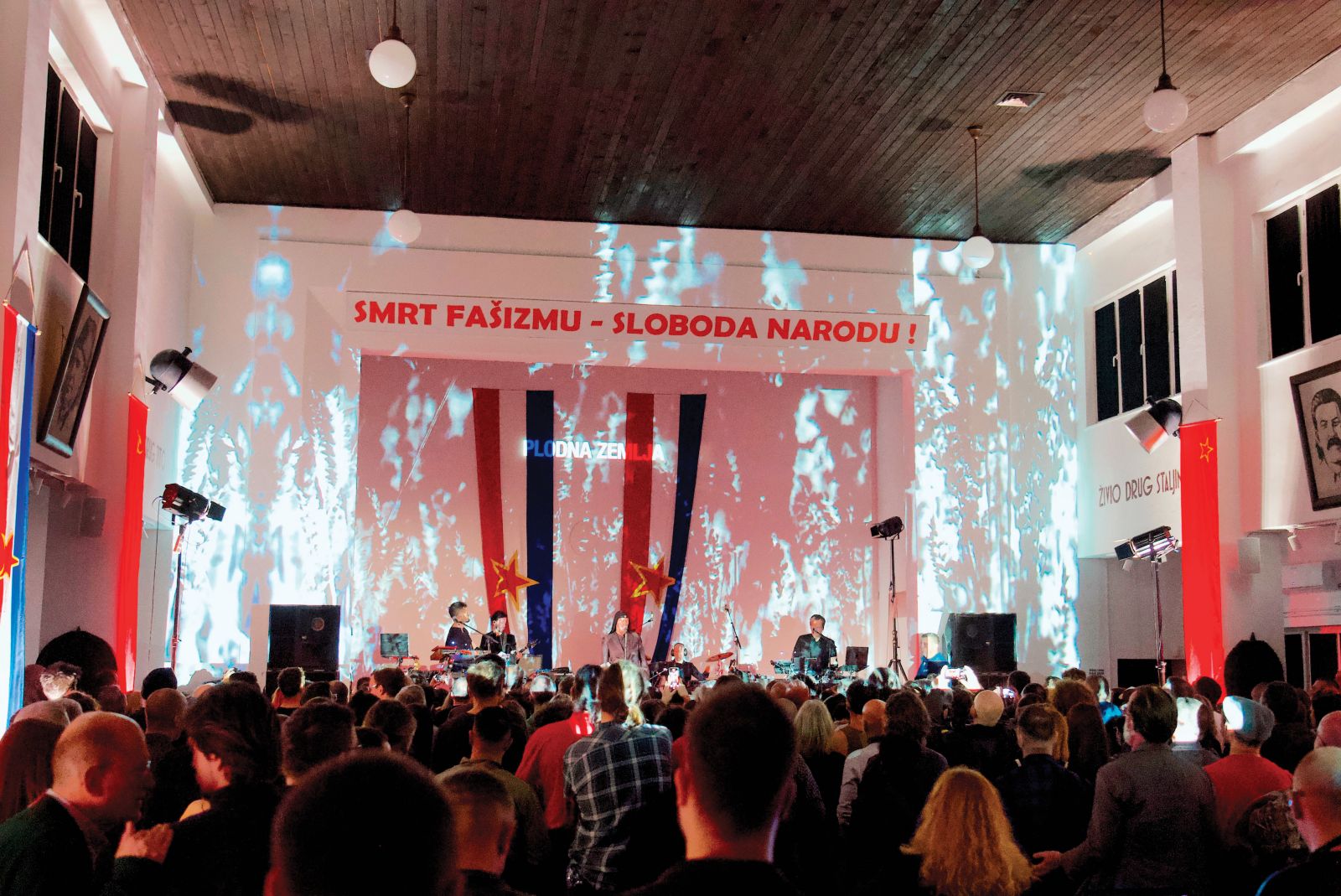 Koncert skupine Laibach v dvorani, v kateri je 29. novembra 1943 drugič zasedal Avnoj (Protifašistični svet narodne osvoboditve Jugoslavije), se razglasil za zakonodajno telo, brcnil kralja Petra in ustanovil novo Jugoslavijo. Datum: 29. november 2025.