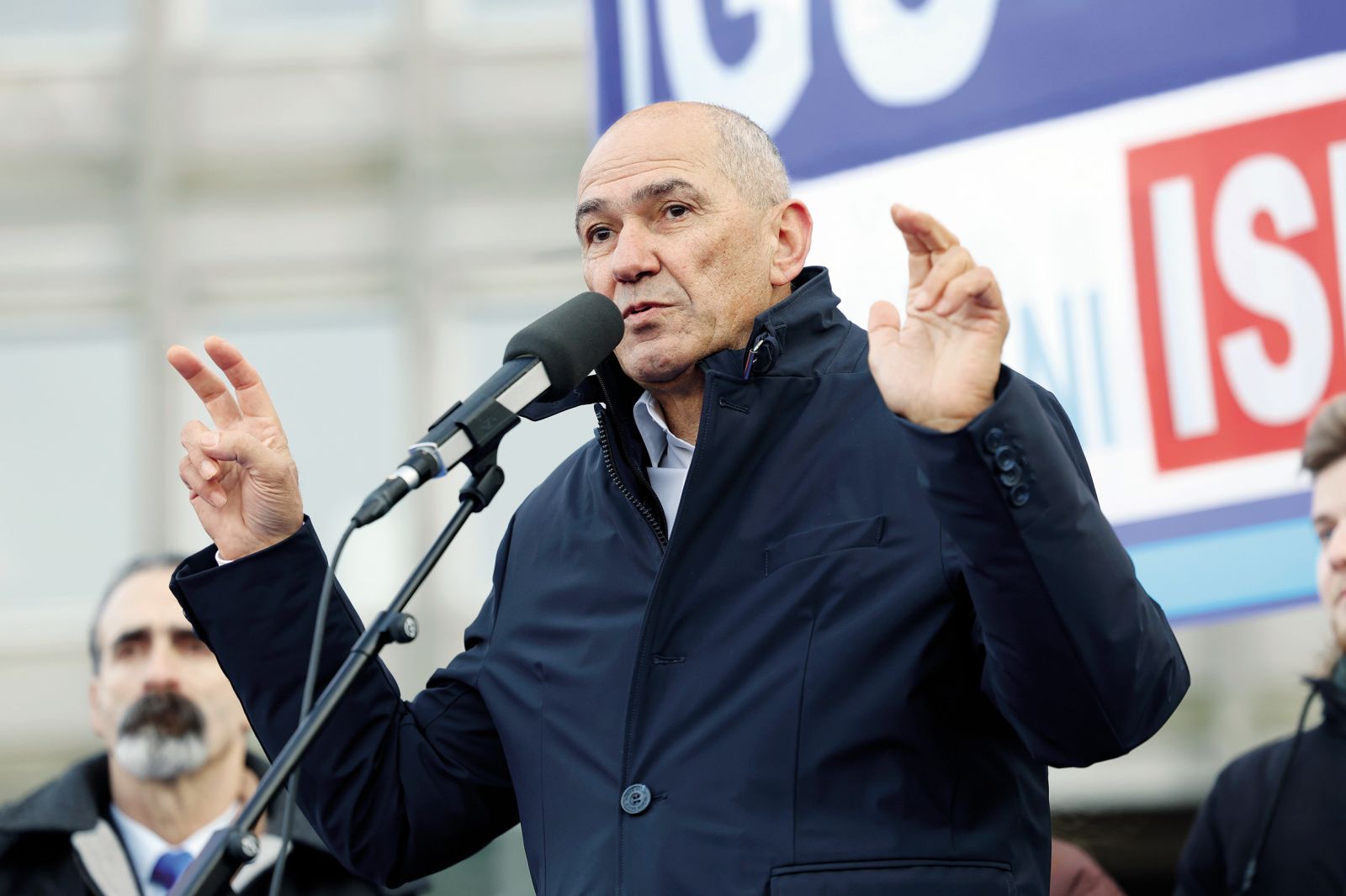 Obglavljeni Tito / Janšev poziv k uničevanju kulturne dediščine