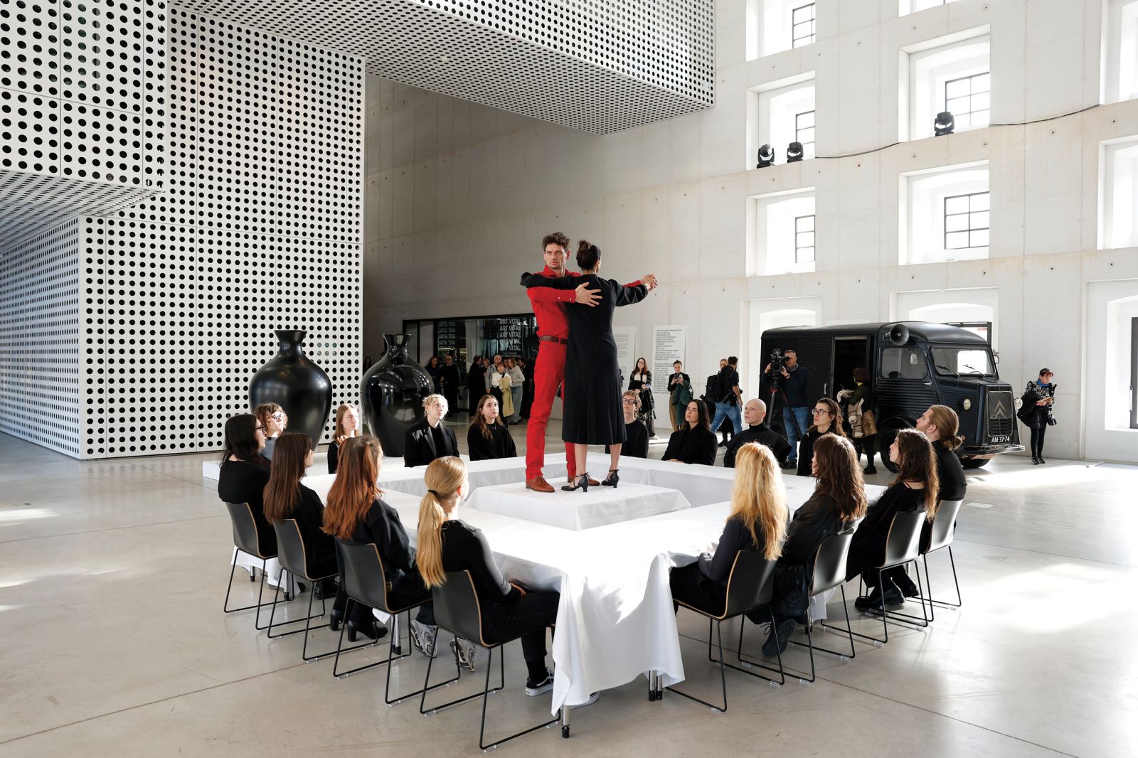 Razstava Art Vital – 12 let tandema Ulay / Marina Abramović, Cukrarna, LJ, Zgodovinski performans A Similar Illusion v izvedbi Katarine Stegnar in Primoža Bezjaka | Borut Krajnc