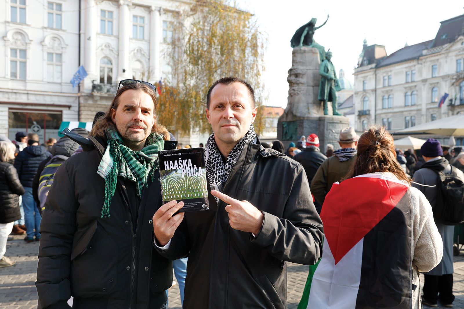 Nedžad Avdić: Haaška priča, avtor in Uroš Škerl Kramberger na shodu ob dnevu solidarnosti s palestinskim narodom, Prešernov trg, LJ | Borut Krajnc