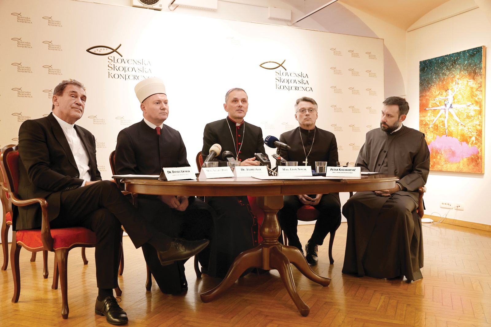 Zakonu so nasprotovale verske skupnosti, najdejavnejši so bili v rimskokatoliški cerkvi, kjer so pripravljali pogovore, vernikom so delili letake, duhovniki pa so pri mašah govorili, kako je treba voliti. (Na fotografiji skupna izjava o referendumu: superintendent binkoštne cerkve Daniel Grabar, mufti islamske skupnosti Nevzet Porić, predsednik Slovenske škofovske konference Andrej Saje, evangeličanski škof Leon Novak in Dimitar Gazinkovski, arhierejski namestnik za Slovenijo makedonske pravoslavne cerkve)