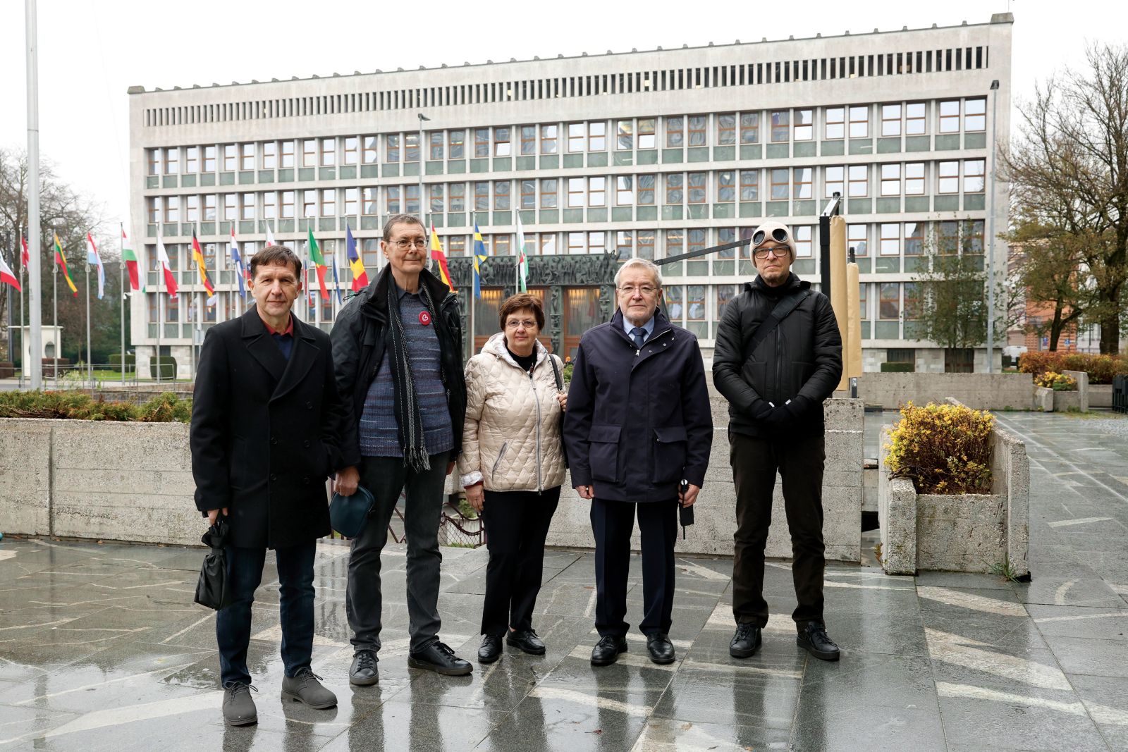 Nekdanji politiki Bogdan Biščak, eden izmed pobudnikov na referendumu zavrnjenega zakona Andrej Pleterski, predsednica Društva Srebrna nit Irena Žagar, nekdanji minister za zdravje Dušan Keber in filozof Igor Pribac. Vsi so se kot volivci podpisali pod ugovor  zaradi nepravilnosti v kampanji o zakonu o pomoči pri prostovoljnem končanju življenja. 