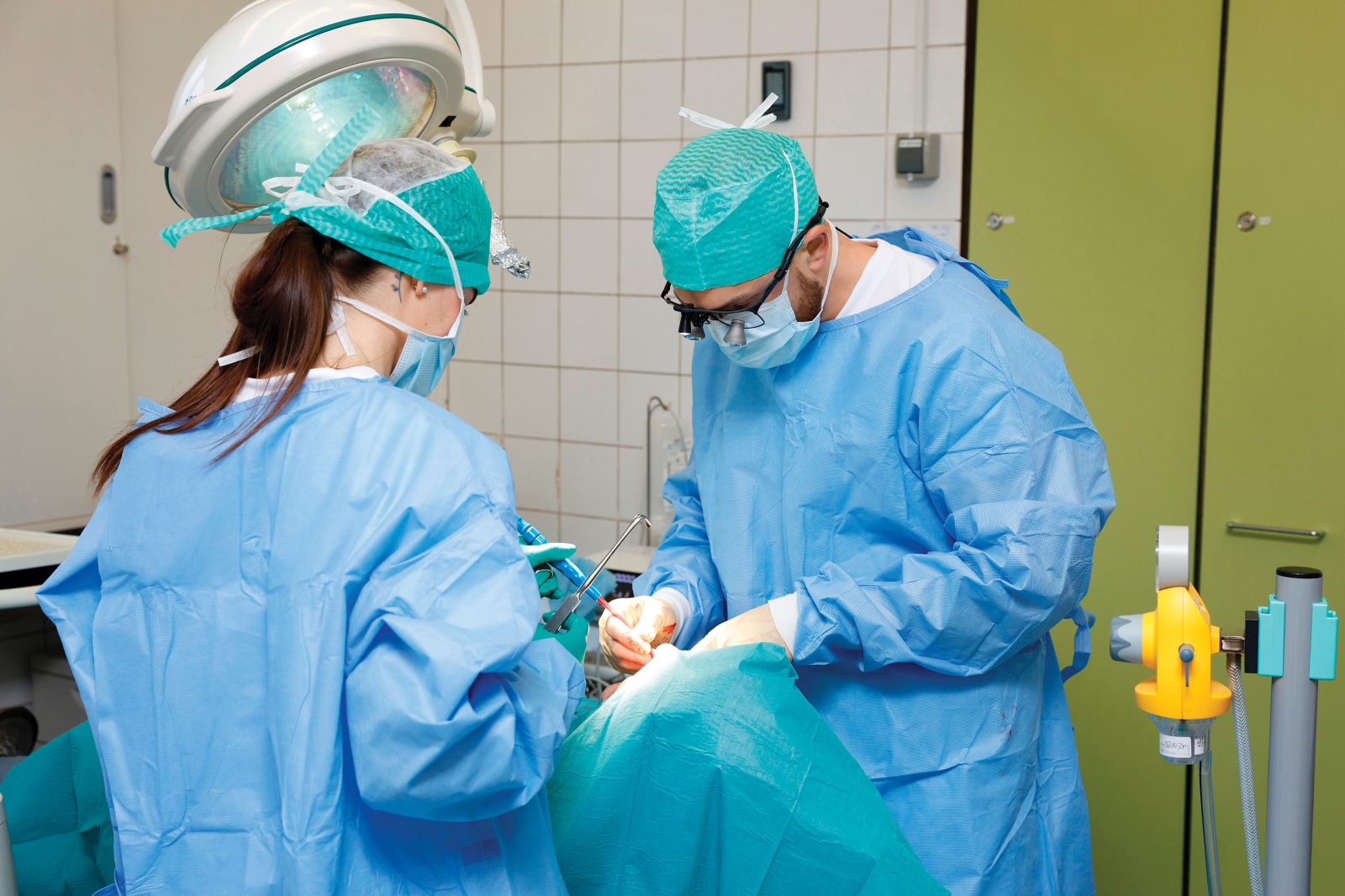 Operativni poseg na kliničnem oddelku za maksilofacialno in oralno kirurgijo (fotografija je simbolična)