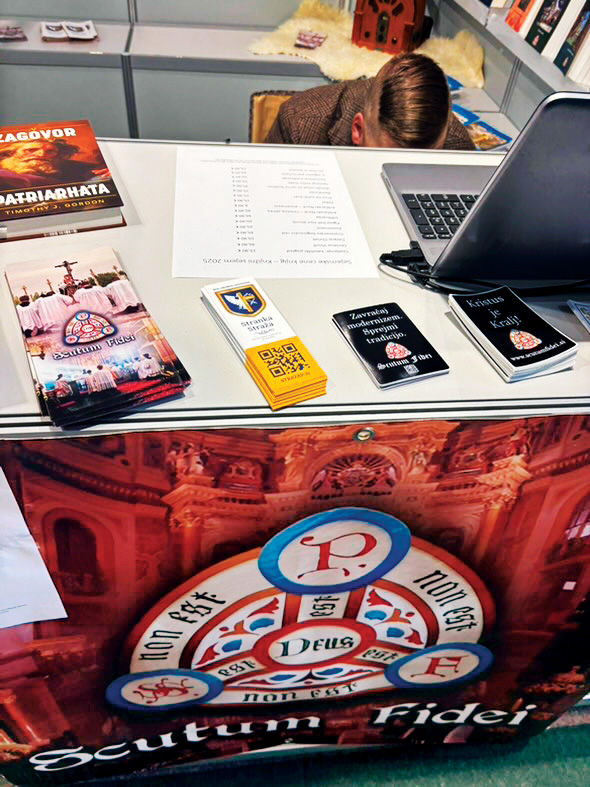 Skrajna politična propaganda na knjižnem sejmu: »Bog, družina, domovina«, »Evropa gori, srce boli«, »Slovenci v lastni državi umiramo« … 