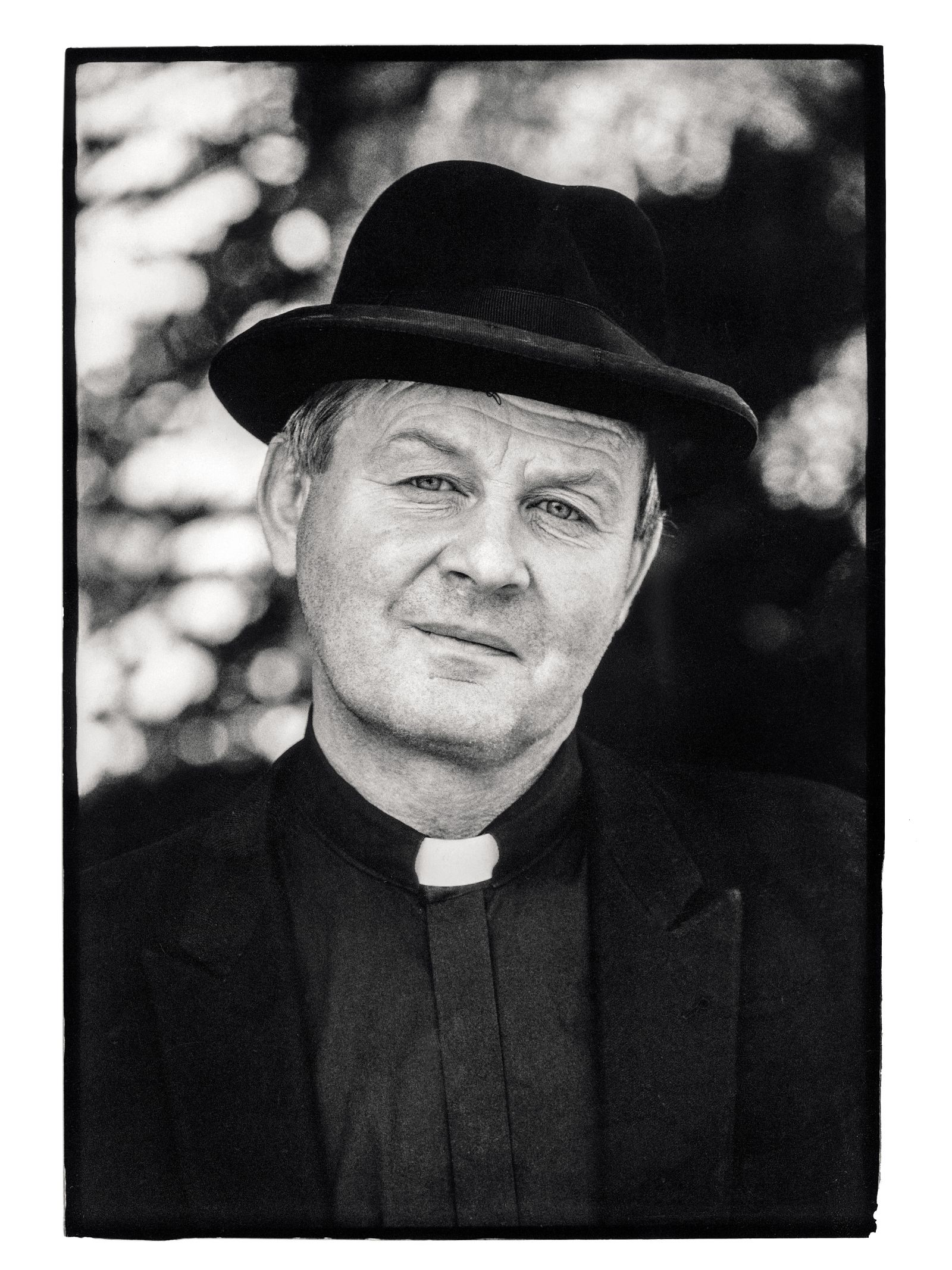 Blaž Ogorevc se je leta 1998 oblekel v župnika, potoval po Sloveniji in se pogovarjal s farani