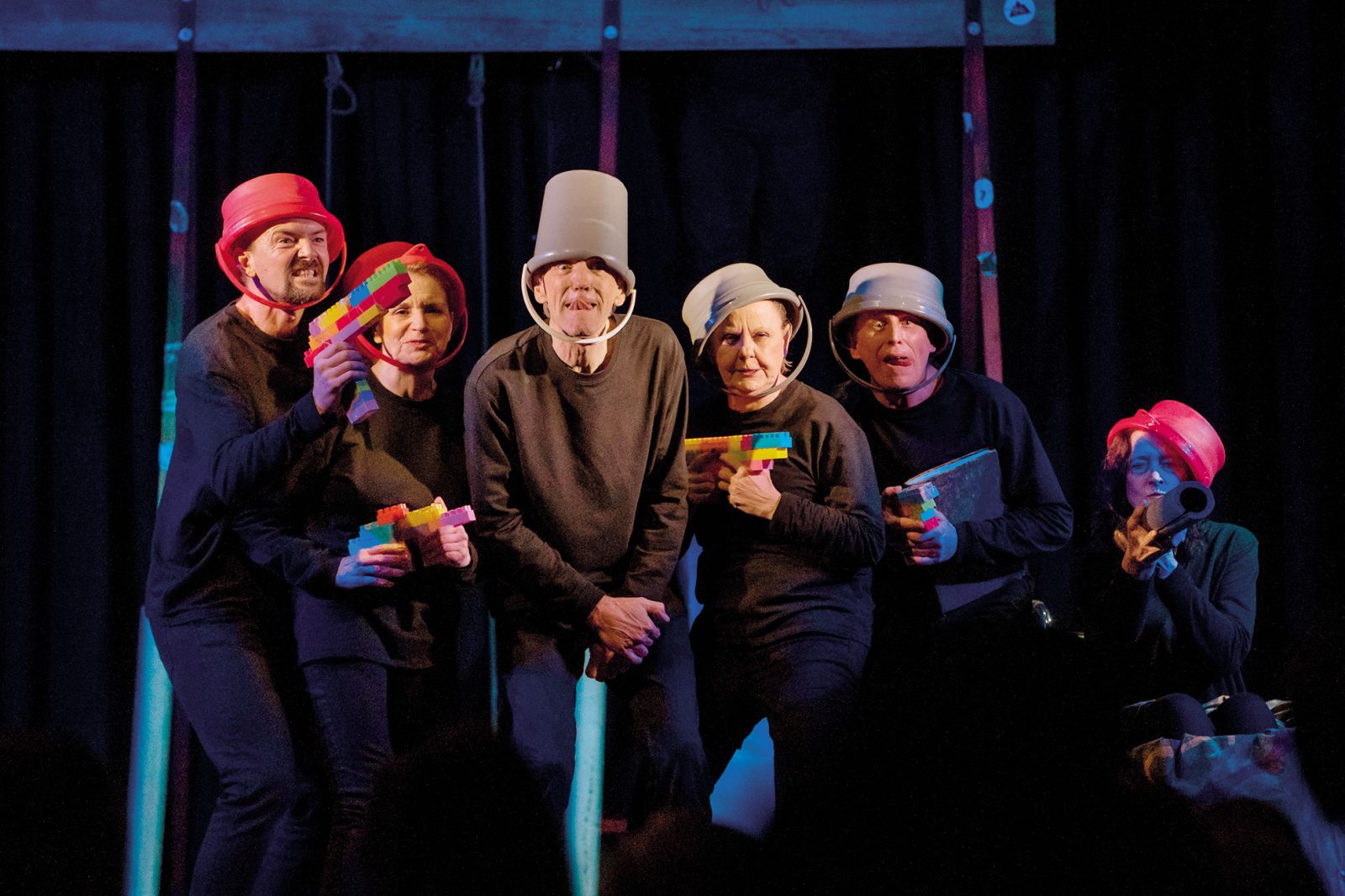 Koroški deželni teater – Žabe ali Kratka zgodovina nečesa; večnamenska dvorana Kotlje | Nika Hölc