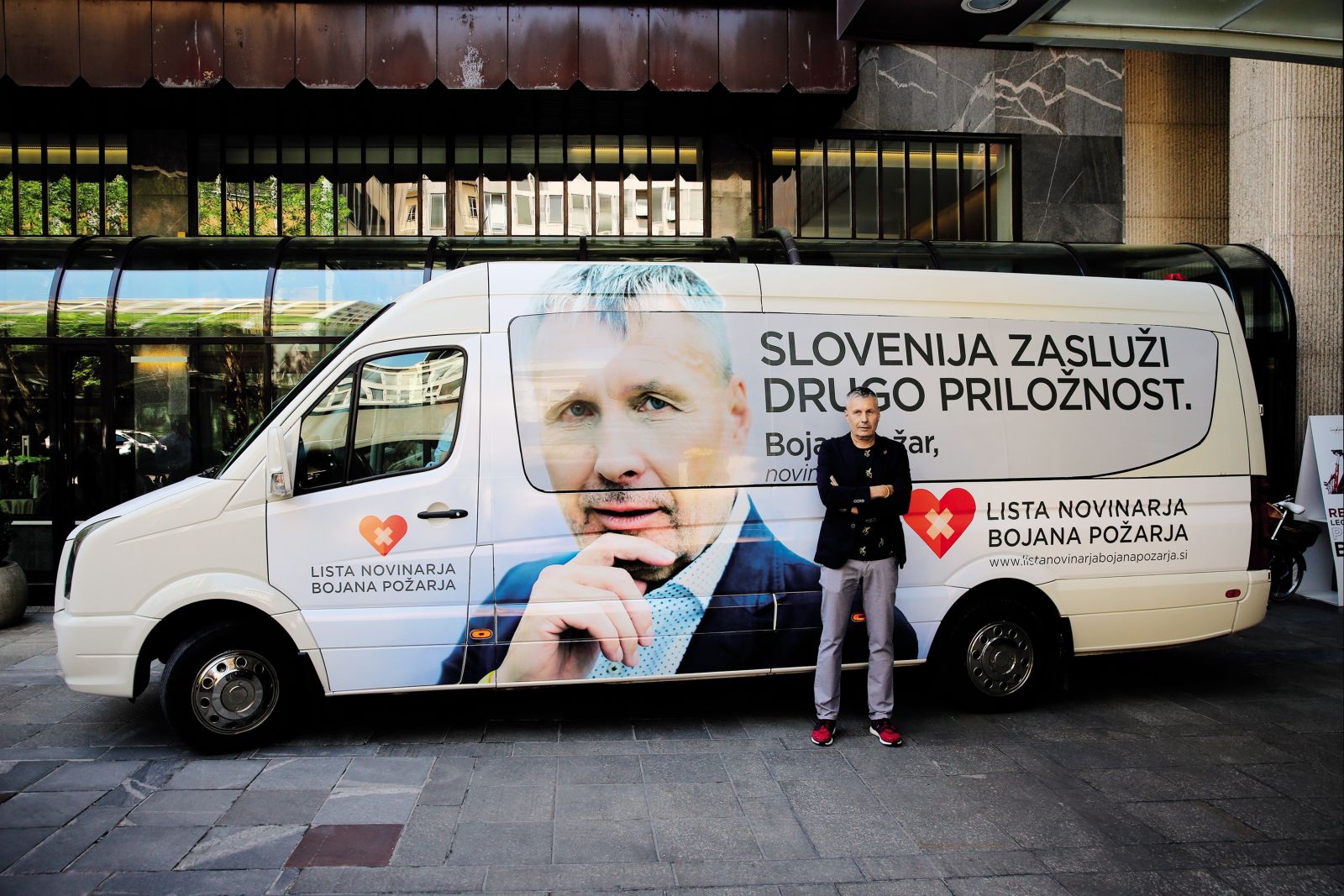 Bojan Požar je direktor svojega podjetja in še vedno tudi predsednik svoje politične stranke, s katero je leta 2018 kandidiral na državnozborskih volitvah (na fotografiji na začetku kampanje) in prejel 7835 glasov ali 0,88 odstotka. Kot sam pravi, je še vedno tudi novinar. V enem dnevu zna tako nastopati v več vlogah: ko se z direktorji državnih podjetij dogovarja za oglase, je menedžer, že čez nekaj ur, ko piše članke, pa je novinar.