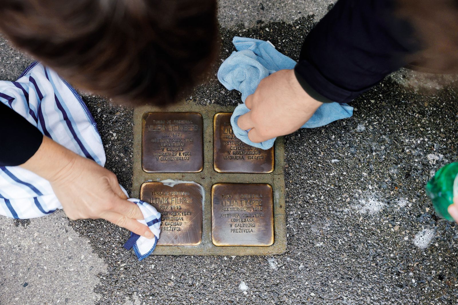 Čiščenje spotikavcev, opomnikov na holokavst, v Ljubljani | Borut Krajnc