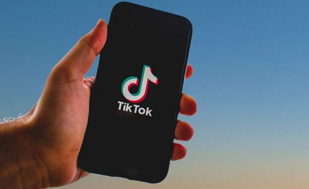Trump podpisal izvršni ukaz o ustanovitvi sklada, preko katerega bi lahko prevzel TikTok