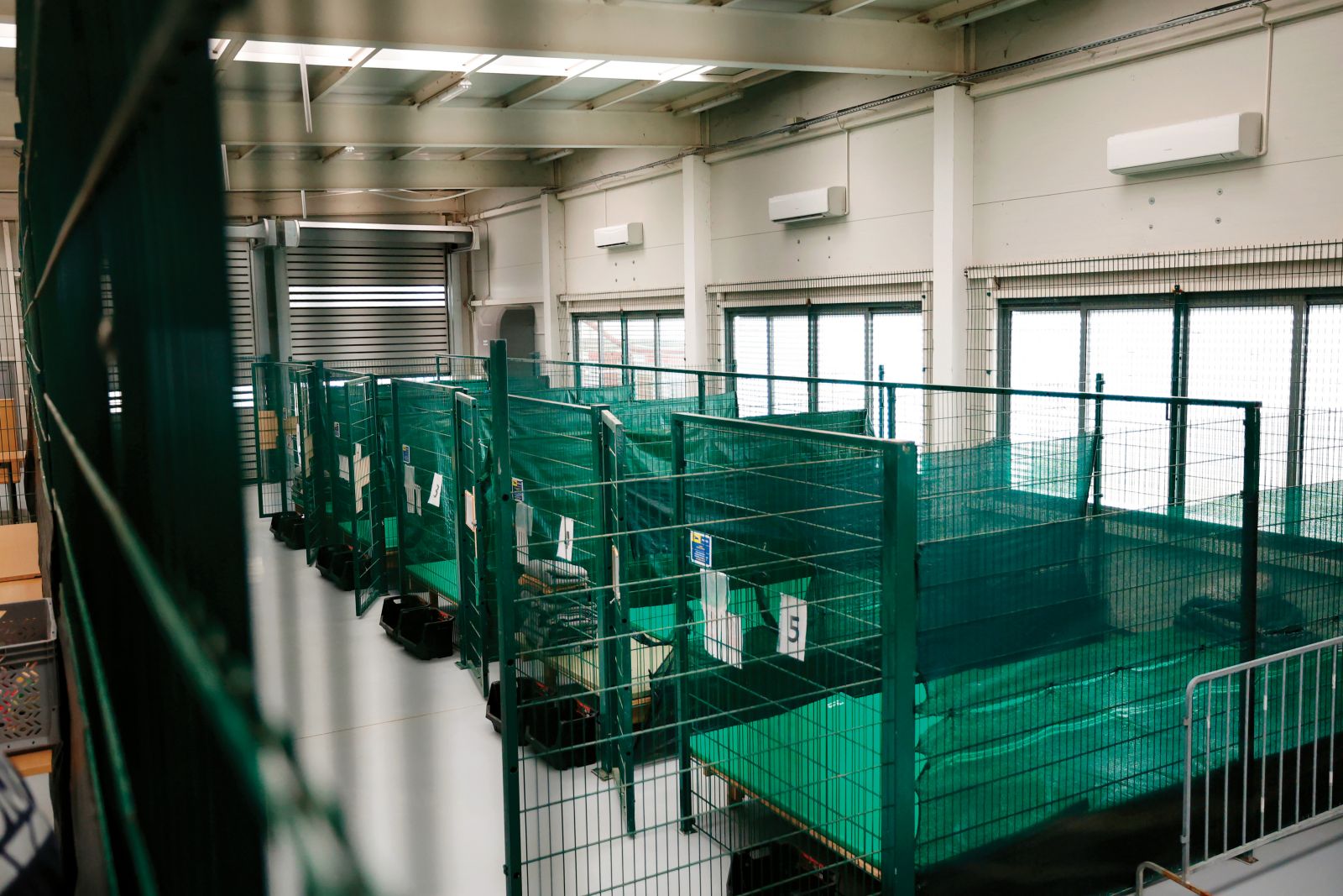 Registracijski center za migrante -  nekdanja logistična hala, v katero so zmontirali pet jeklenih kletk.