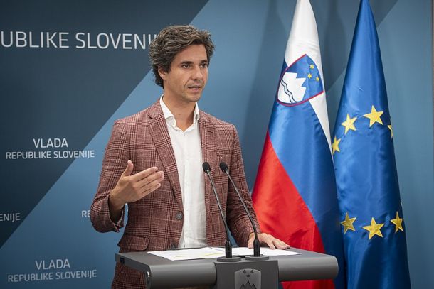 Mesec bo predlagal zvišanje minimalne plače na 1000 evrov neto