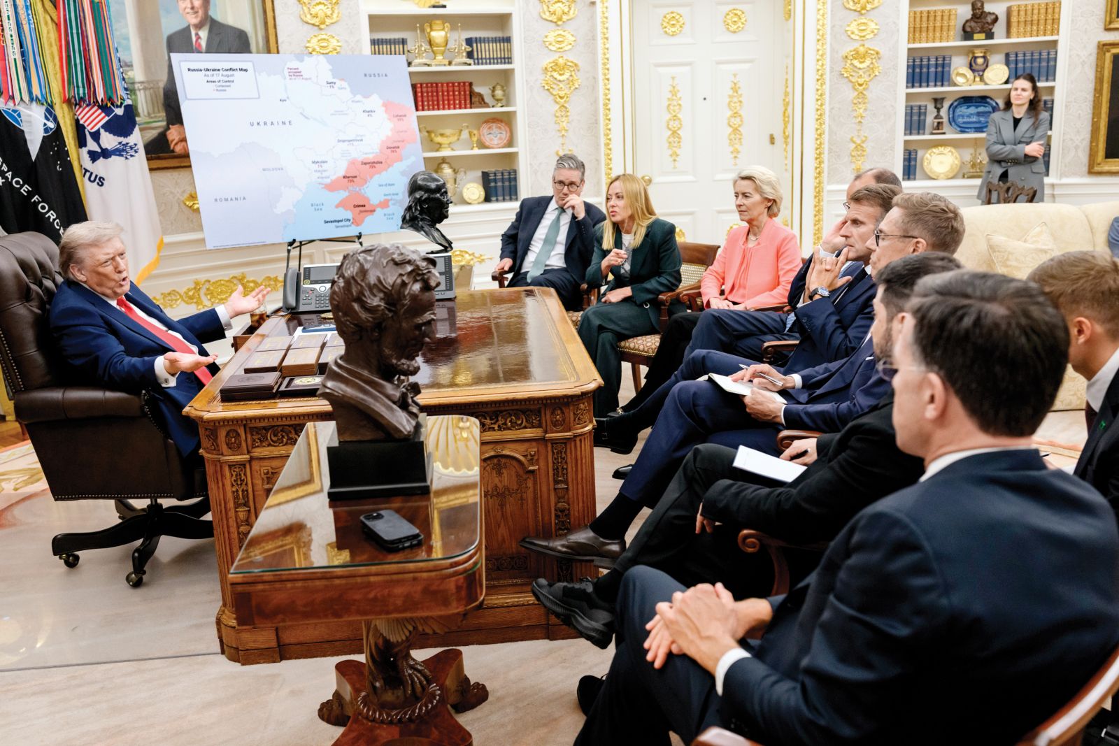 Vojna v Ukrajini je pospešila razdruževanje med Ameriko in Evropo. Vprašanje je le, ali bomo na koncu ločitvenega postopka še ostali prijatelji. Srečanje Trumpa z najpomembnejšimi evropskimi politiki, 18. avgusta letos. 