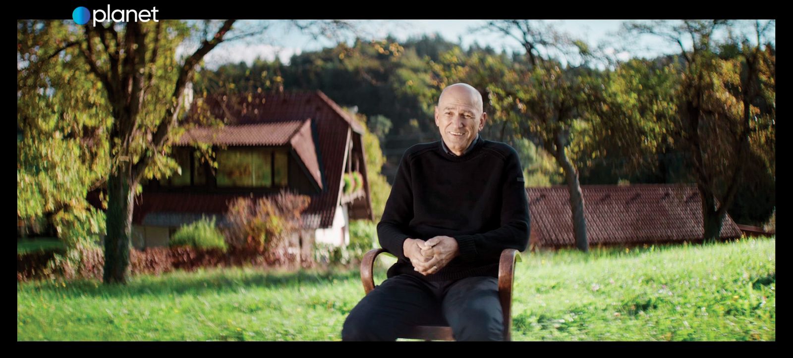 Janez Janša pred domačo hišo v Šentilju pri Velenju 