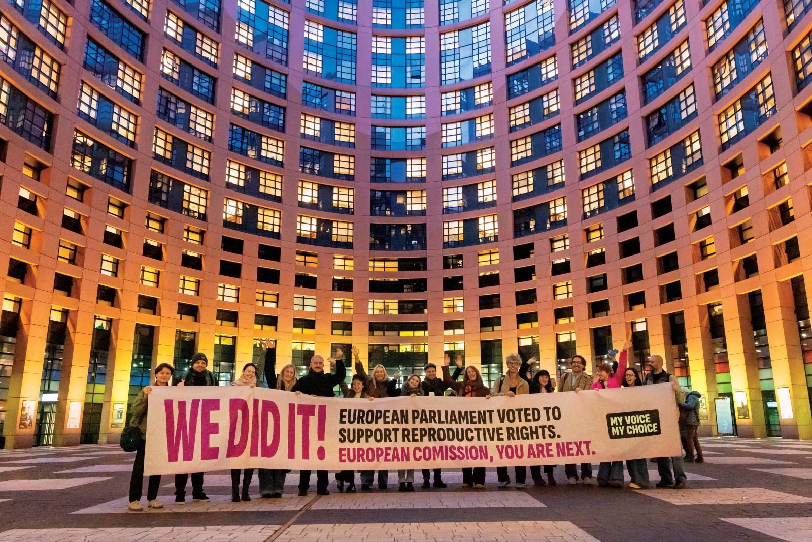 Zmagoslavna fotografija po tem, ko je evropski parlament v Strasbourgu 17. decembra 2025 izglasoval resolucijo v podporo pobudi My Voice, My Choice. 