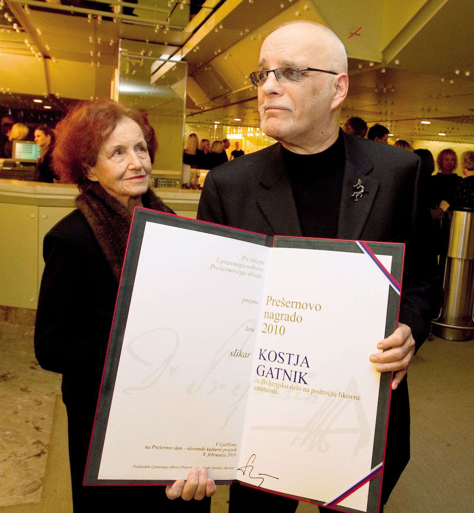 Kostja Gatnik je Prešernovo nagrado za življenjsko delo dobil leta 2010. Leto kasneje je zaprosil za izjemno pokojnino, kot določa zakon. Leta 2021 jo je vendarle dobil, nanjo pa je čakal deset let, saj se država za njegovo vlogo ni zmenila. Leto kasneje, avgusta 2022, je umrl.