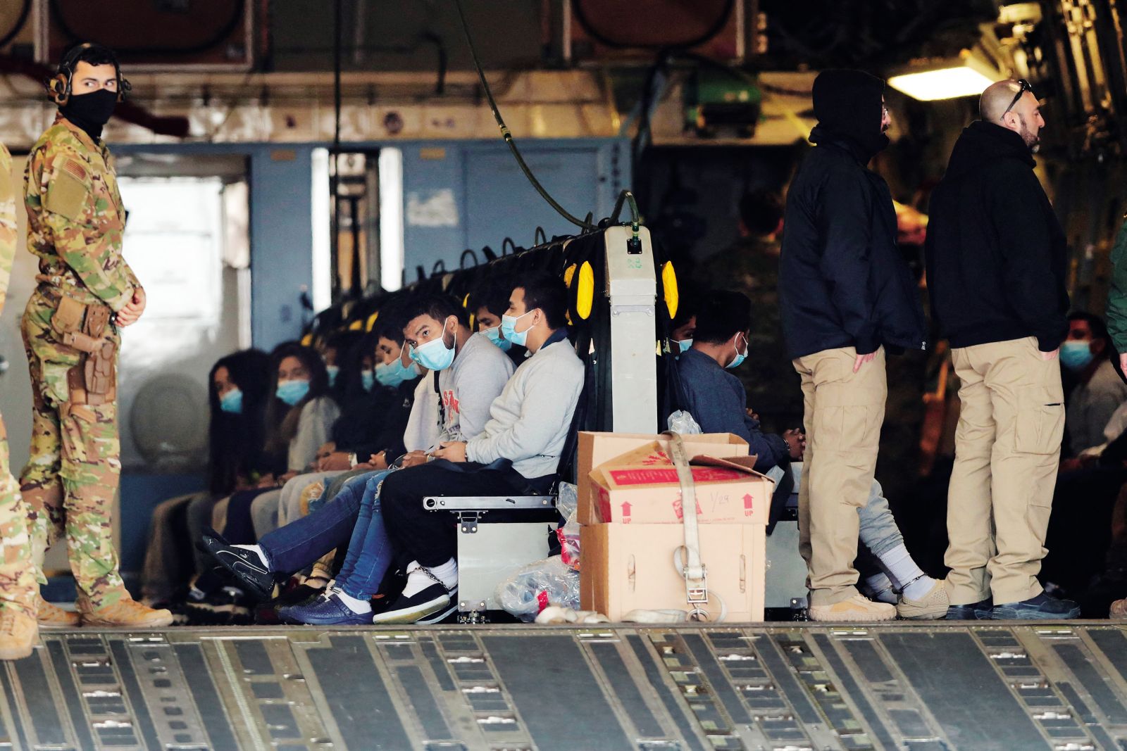 Deportacija migrantov v Gvatemalo z ameriškim vojaškim transportnim avionom