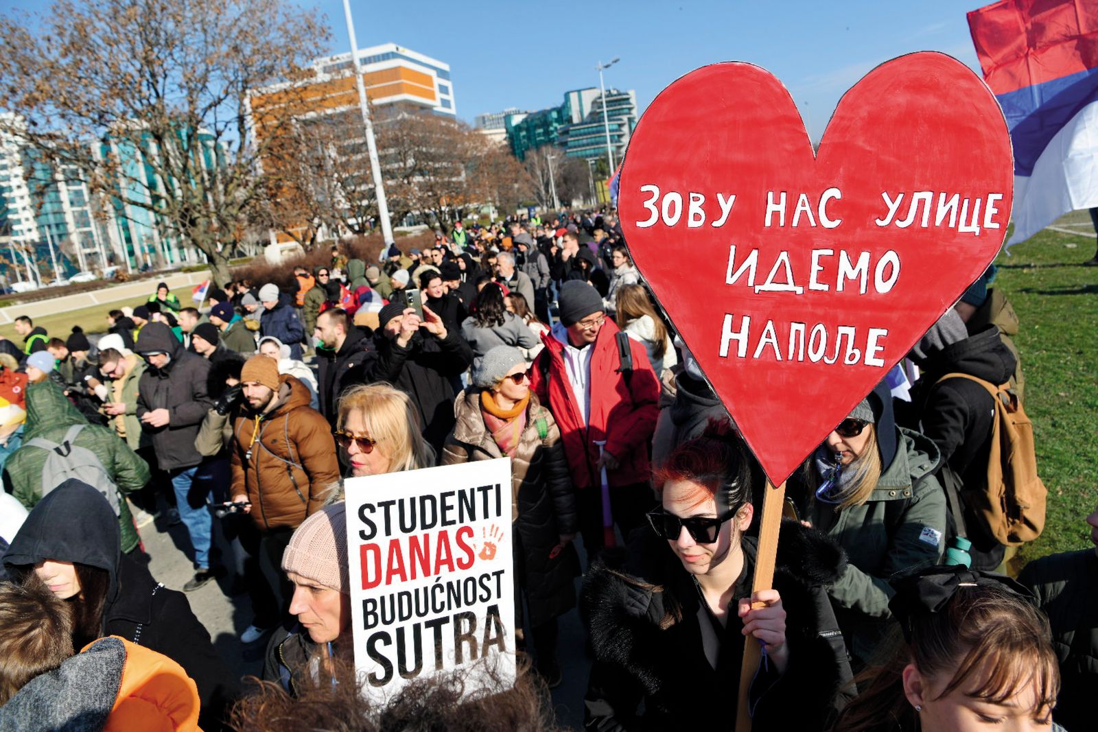 Študentje kmetijske fakultete na protestih v Beogradu (Študenti danes, prihodnost jutri in Zovu nas ulice, idemo napolje – pesem Crvene jabuke iz osemdesetih) 