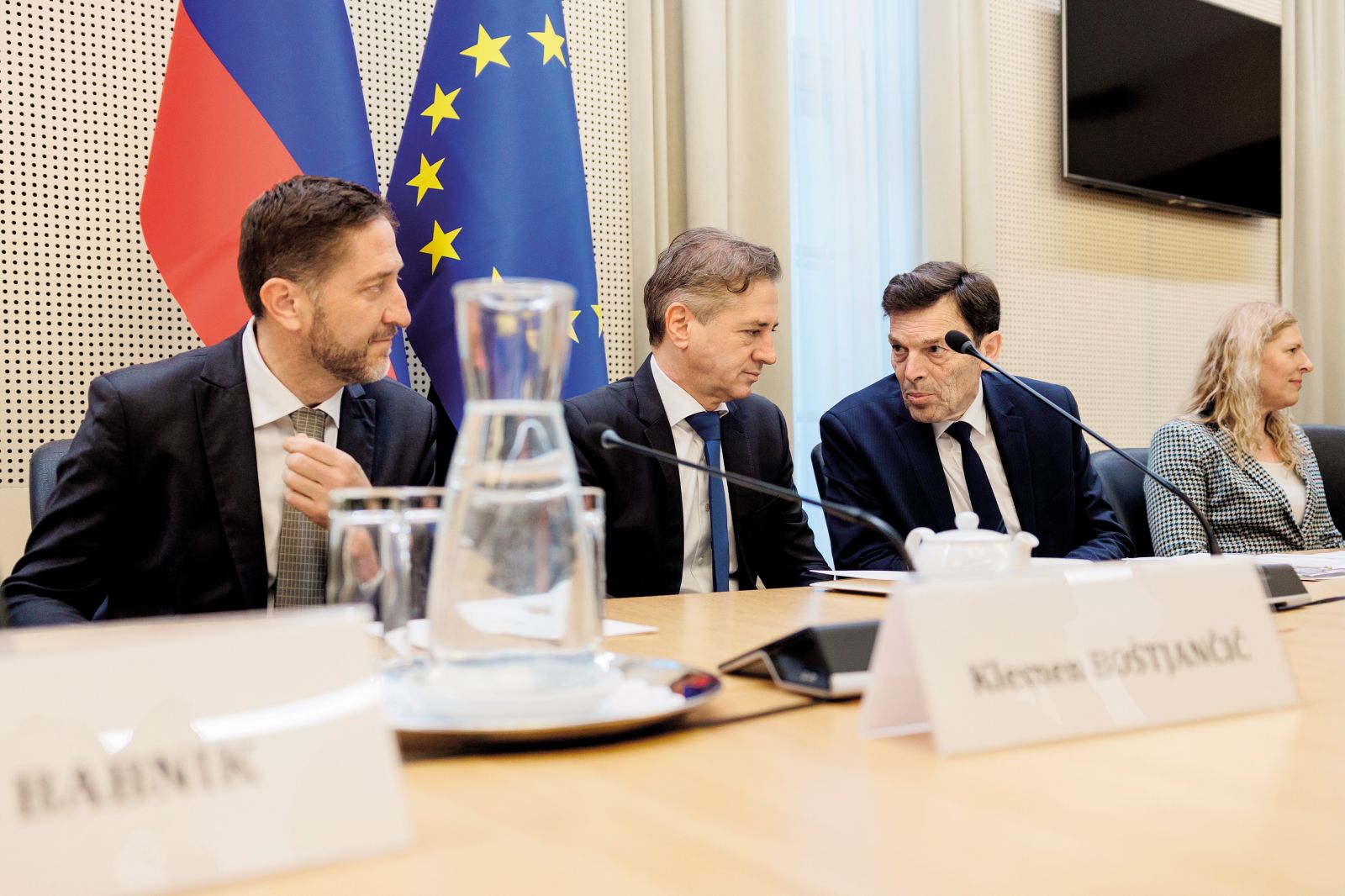 Trije veliki: Klemen Boštjančič, Robert Golob in Vinko Logaj na posvetu s šolniki