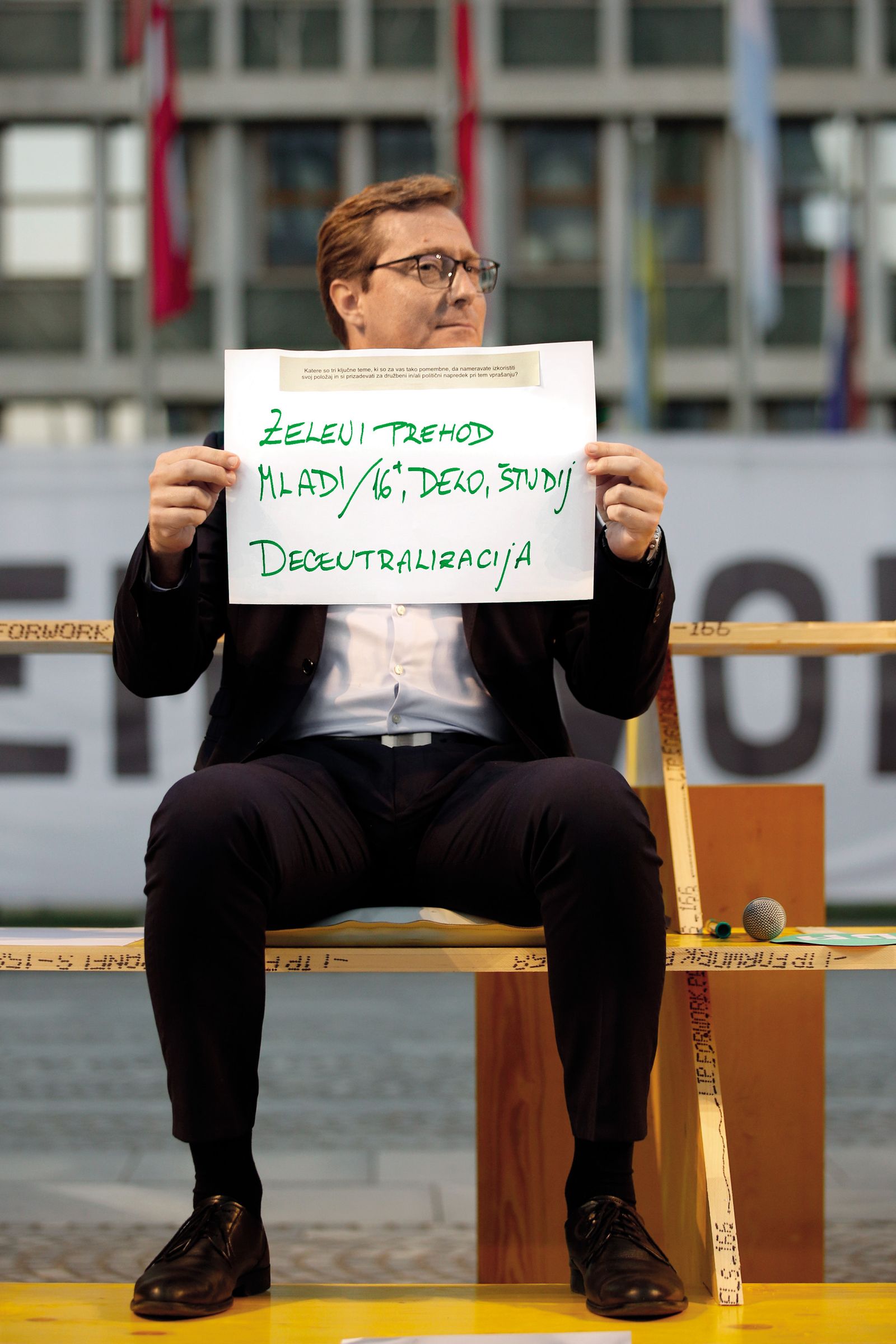 Spoznali smo ga že kot profesorja in strokovnjaka za obramboslovje, kot župana, predsedniškega kandidata in zdaj evroposlanca. A ko gre za njegov morebitni vstop v državno politiko, je doslej ostajal precejšnja uganka. Kdo je Vladimir Prebilič? (Na fotografiji: predvolilno soočenje pred predsedniškimi volitvami, ki ga je na ljubljanskem Trgu republike pripravila civilna iniciativa Glas ljudstva, 18. 10. 2022)