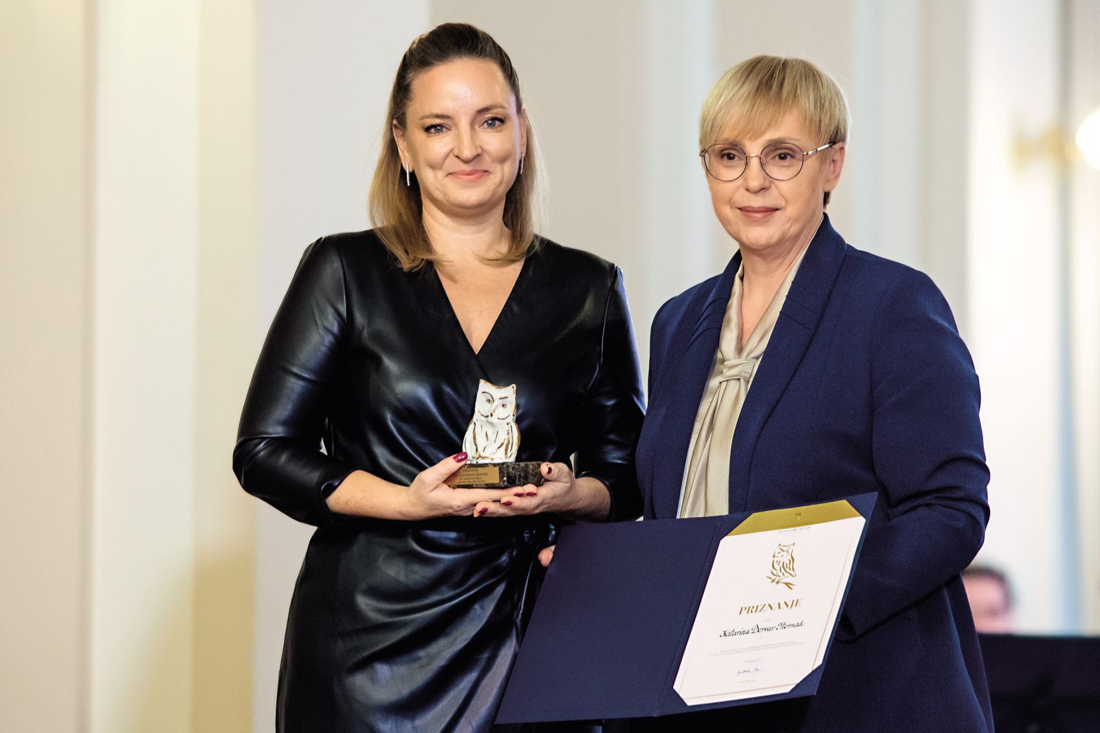 Predsednica republike Nataša Pirc Musar je prvo priznanje za delo na področju človekovih pravic podelila Katarini Bervar Sternad, direktorici Pravnega centra za varstvo človekovih pravic, ki zdaj kandidira za varuhinjo človekovih pravic.