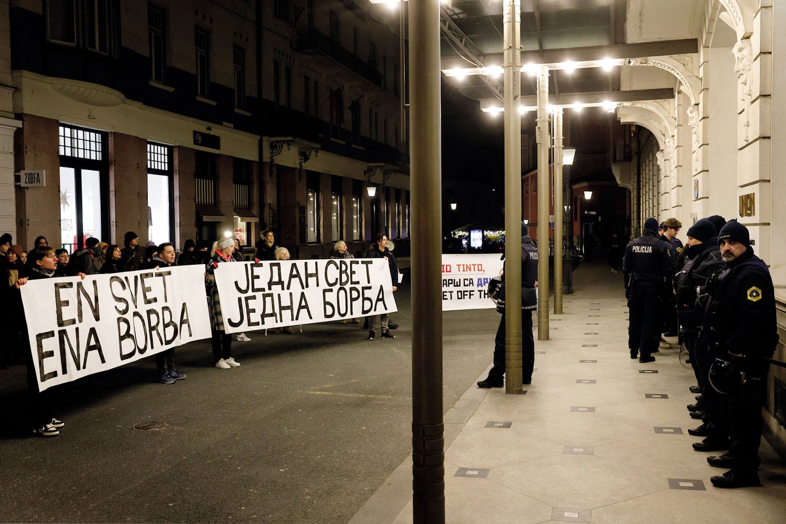 Protest proti propagandi rudarskih projektov v Srbiji in na Balkanu pred hotelom Union v Ljubljani | Borut Krajnc